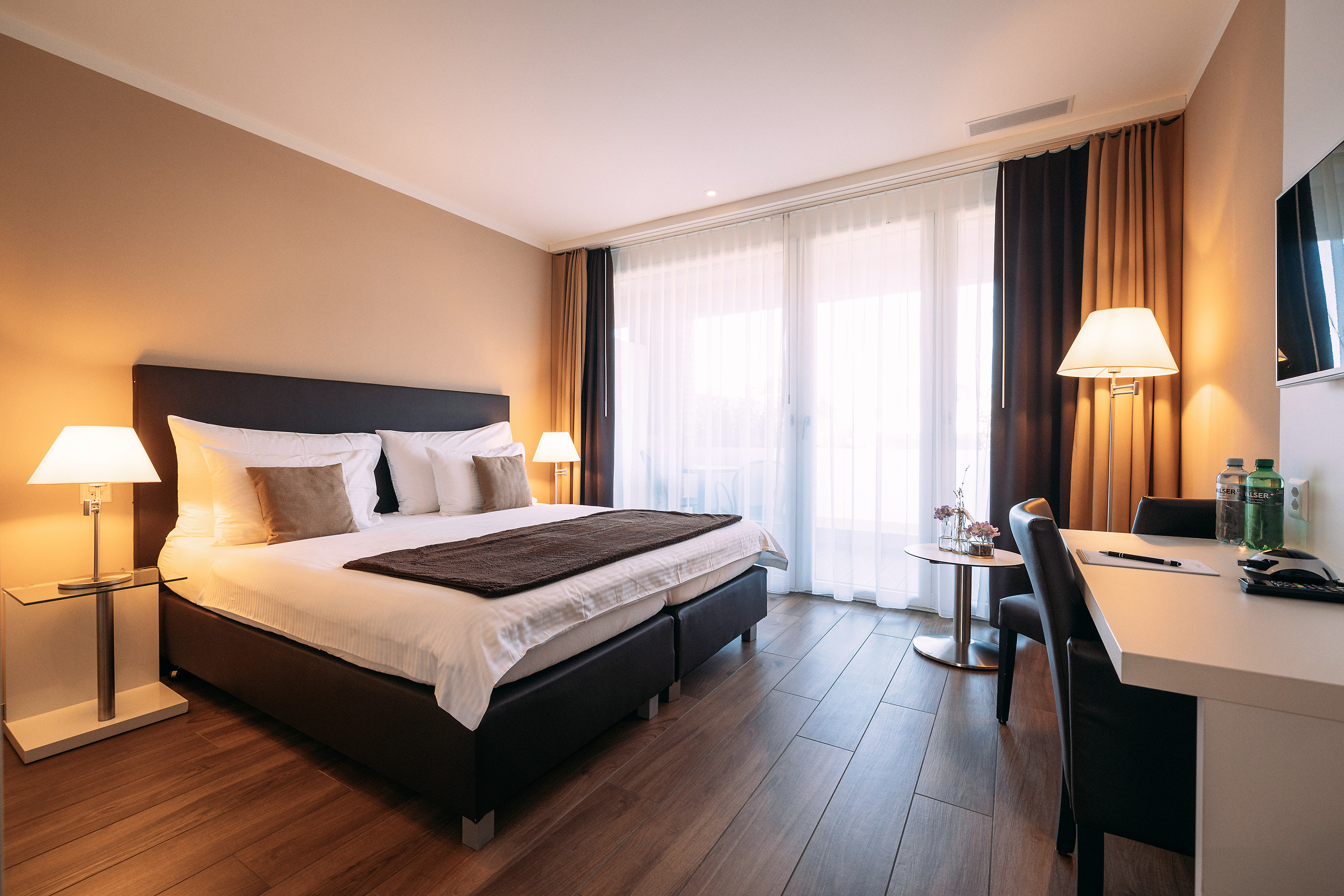 Die Hotelzimmer sind modern, schlicht und strahlen eine angenehme Ruhe aus.