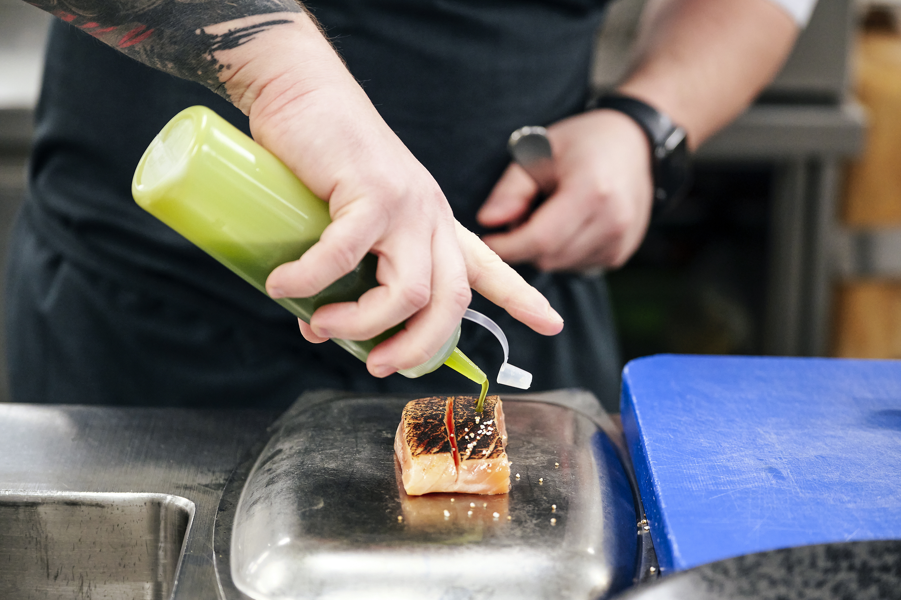 Der Hiddenfjord-Lachs von Dyhrberg stammt aus nachhaltigen Fischereien und Aquakulturen vor den Färöer-Inseln und lässt sich vielfältig verarbeiten.
