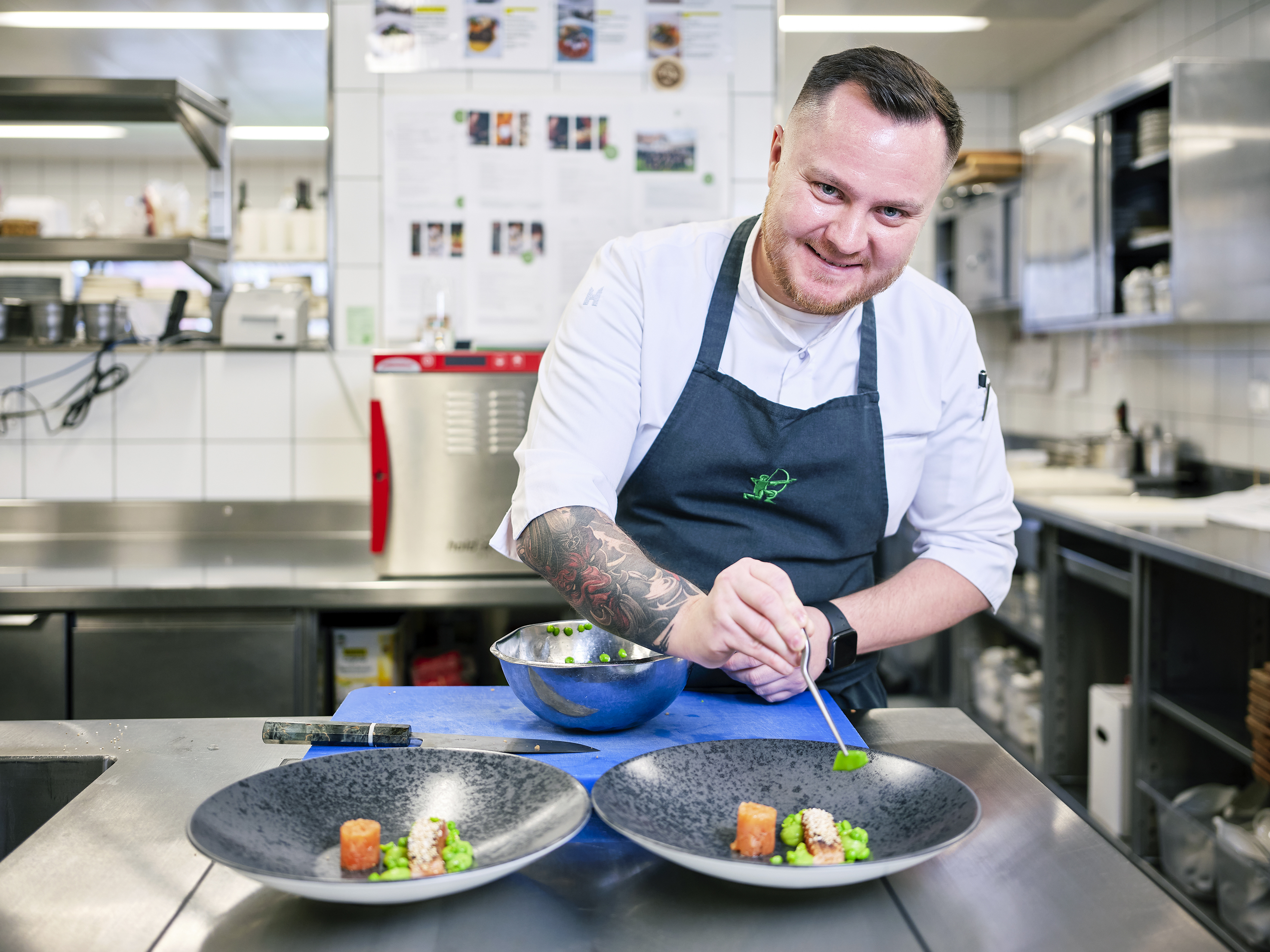 Küchenchef Peter Brežina schätzt die Qualität des Hiddenfjord-Lachses. Innerhalb von drei Stunden nach der Ernte werden die Fische verarbeitet, eisgekühlt und verpackt.