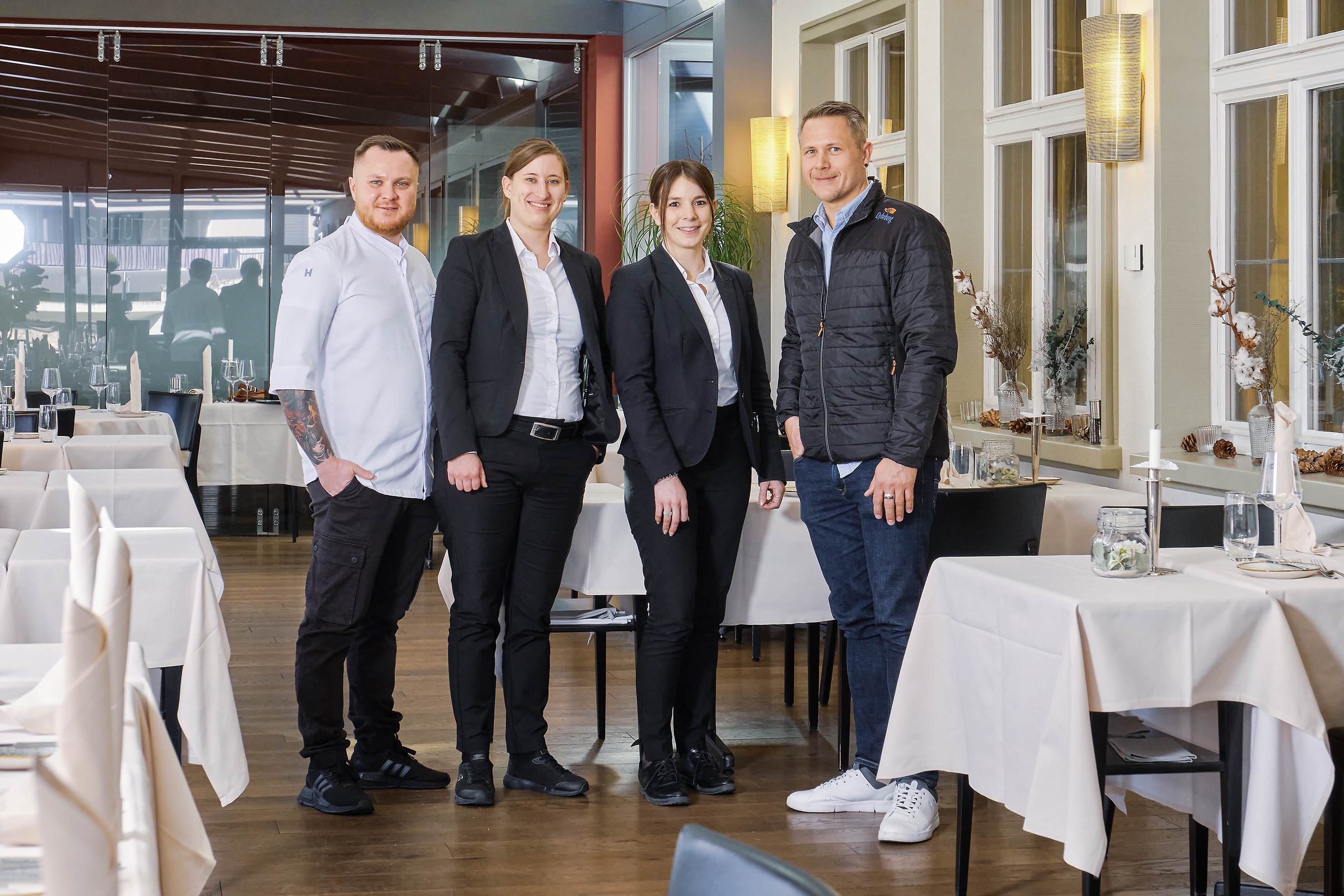 Ein unschlagbares Team (v.l.): Küchenchef Peter Brežina, Sarah Stübi, Leitung Restaurant, Evelyne Morf, Leitung Hotel, und Tjakko Weber, regionaler Verkaufsleiter der Dyhrberg AG.