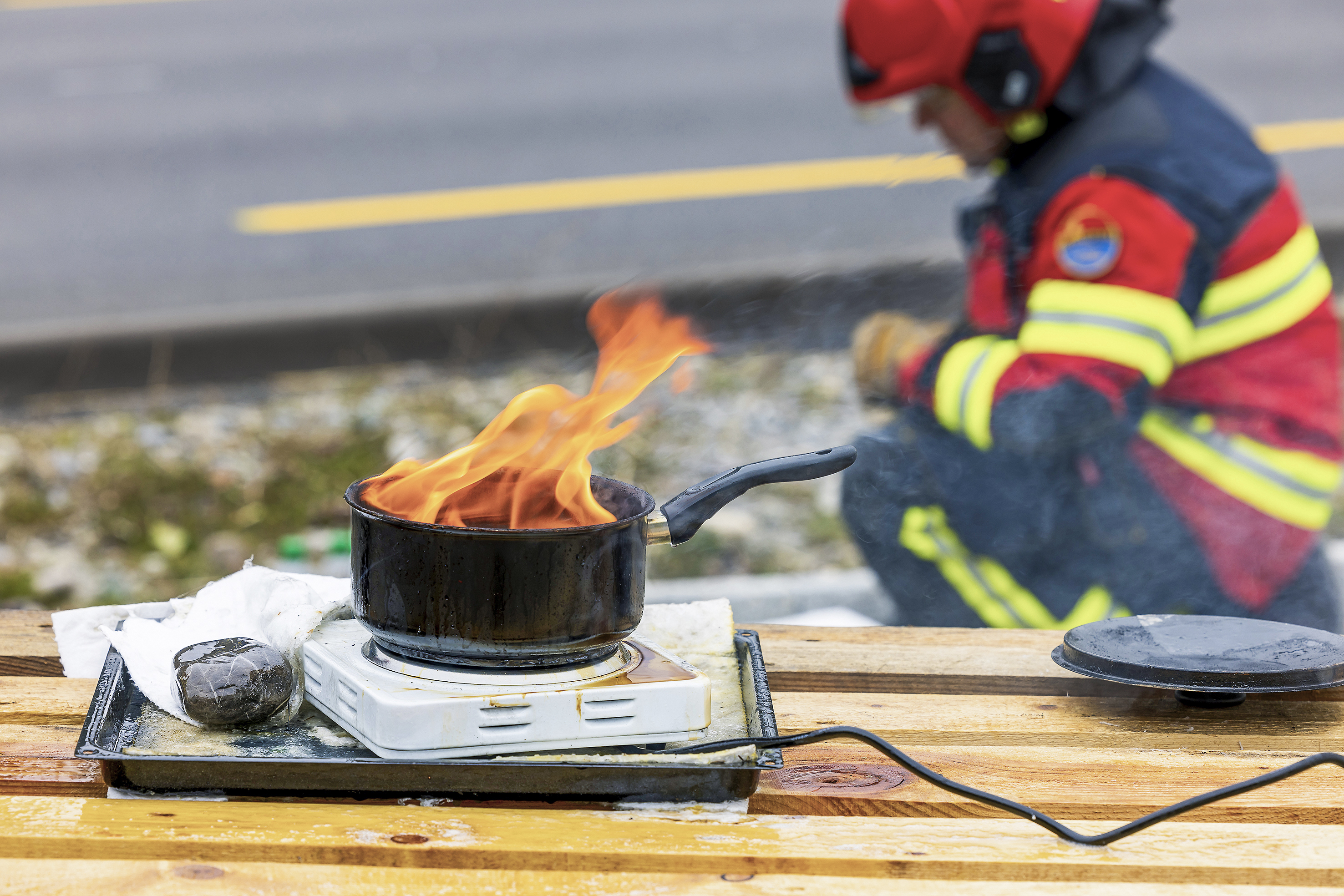 Küchensicherheit im Fokus: Eine brennende Pfanne als Teil der Feuerprävention.