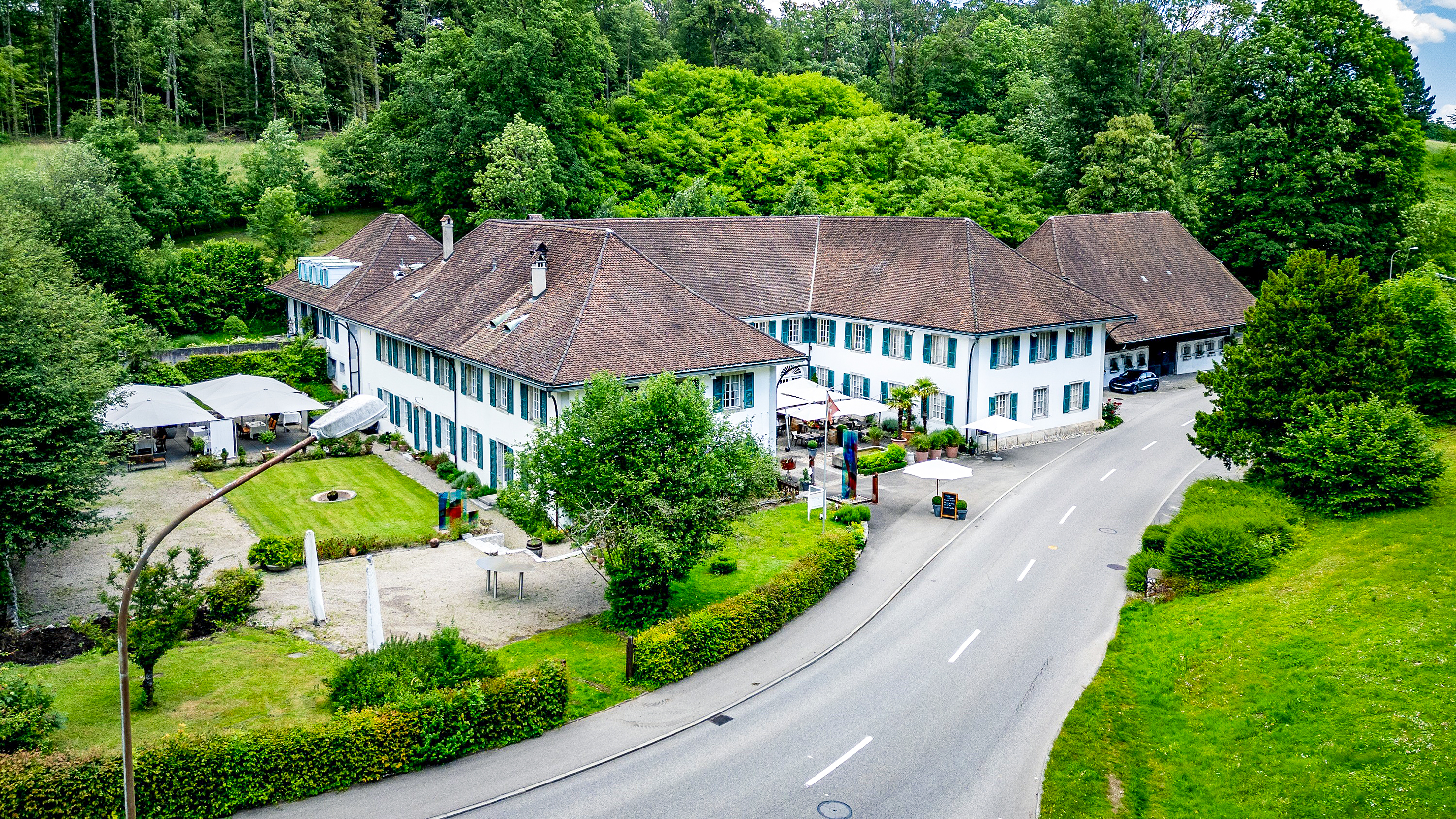 Das Château Attisholz, einst ein beliebtes Heilbad, dient seit 1945 der Gastronomie. Seit 25 Jahren führt Jörg Slaschek hier das Gourmet-Restaurant «Le Feu» und die Brasserie «la Source» und bietet auch Hotelzimmer an.