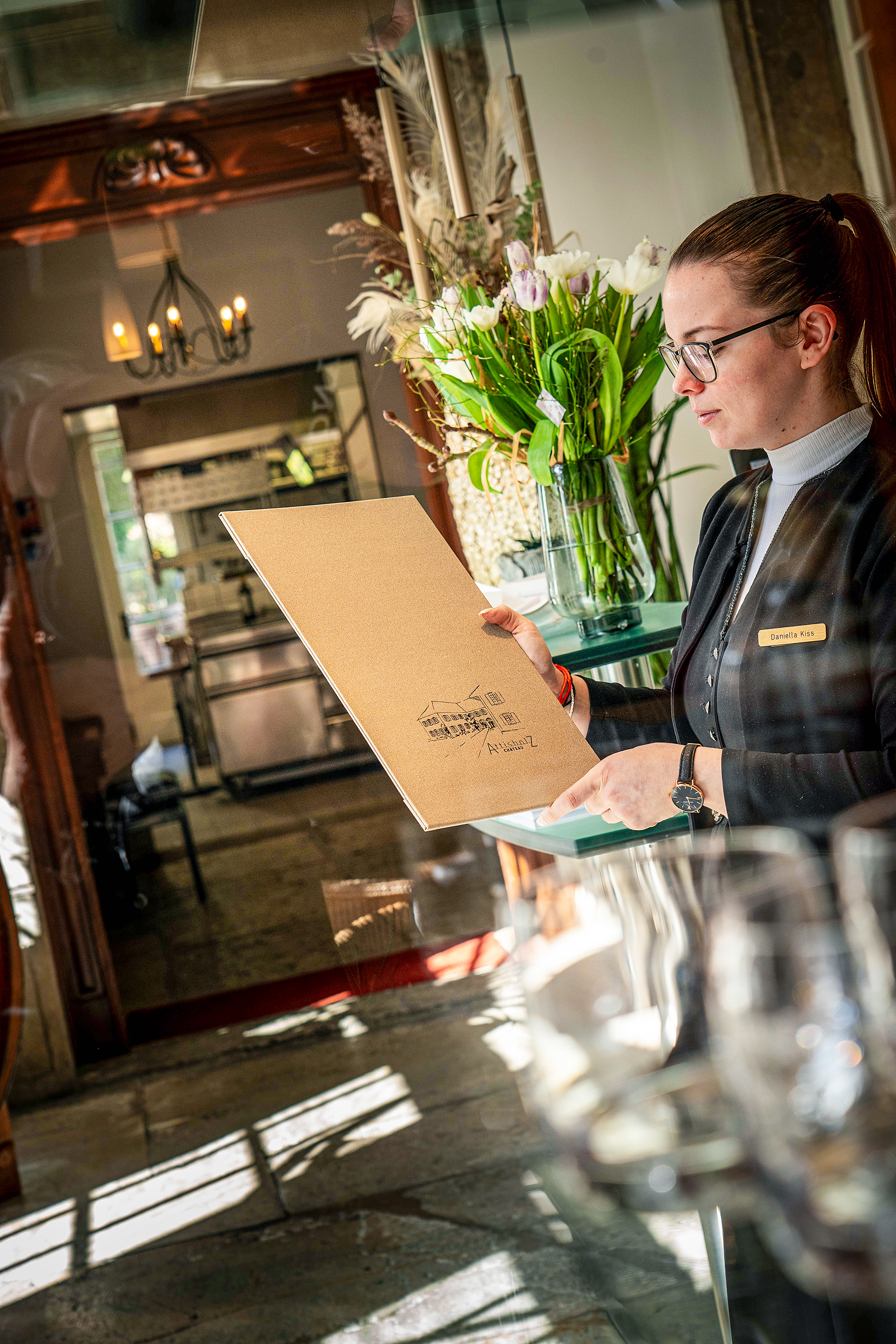 Servicemitarbeiterin Daniella Kiss umsorgt die Gäste mit ihrer fröhlichen und herzlichen Art.