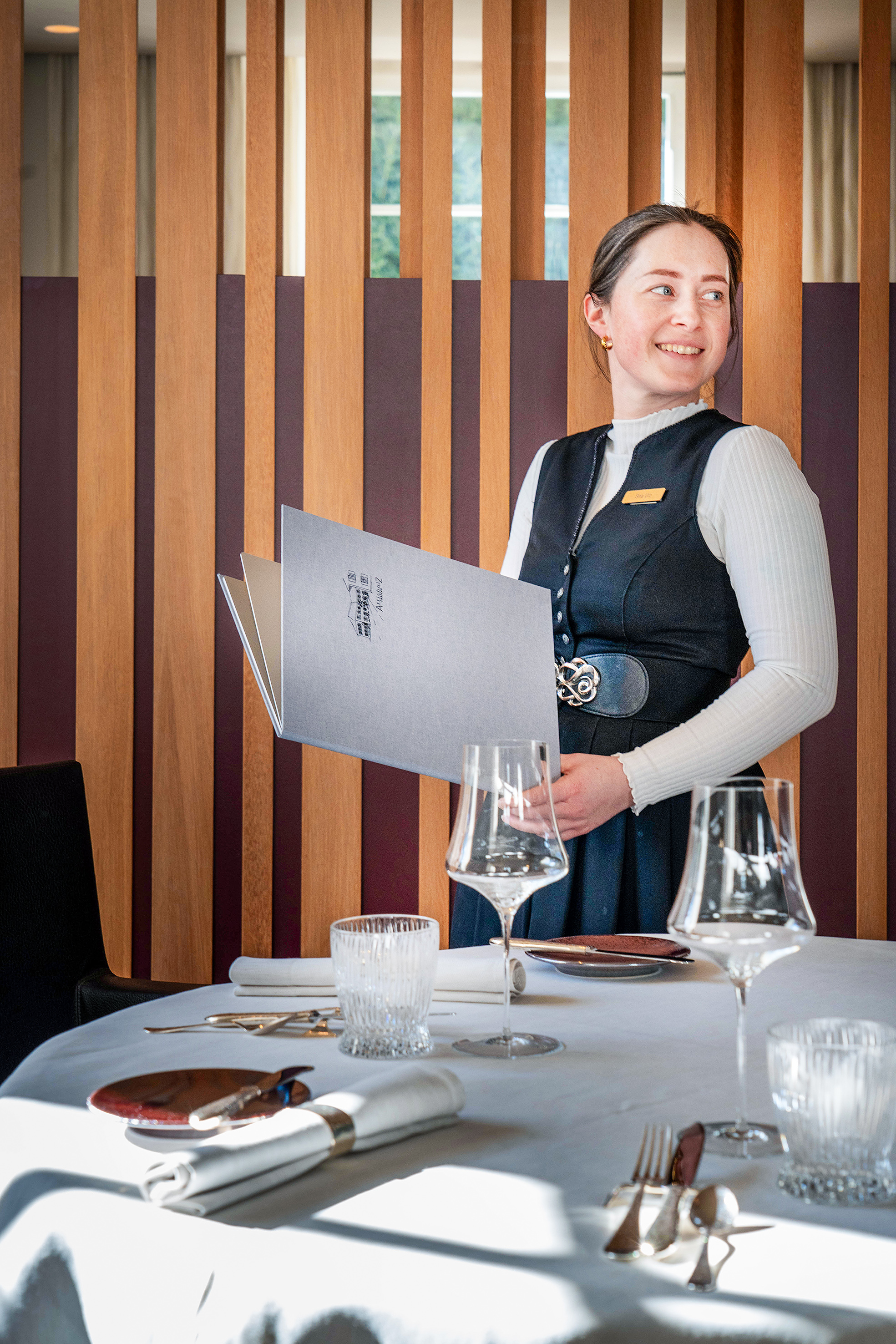 Cheffe de Service Sina Utz lässt sich in die Karten schauen und ist die unerschütterliche Frau an der Front.