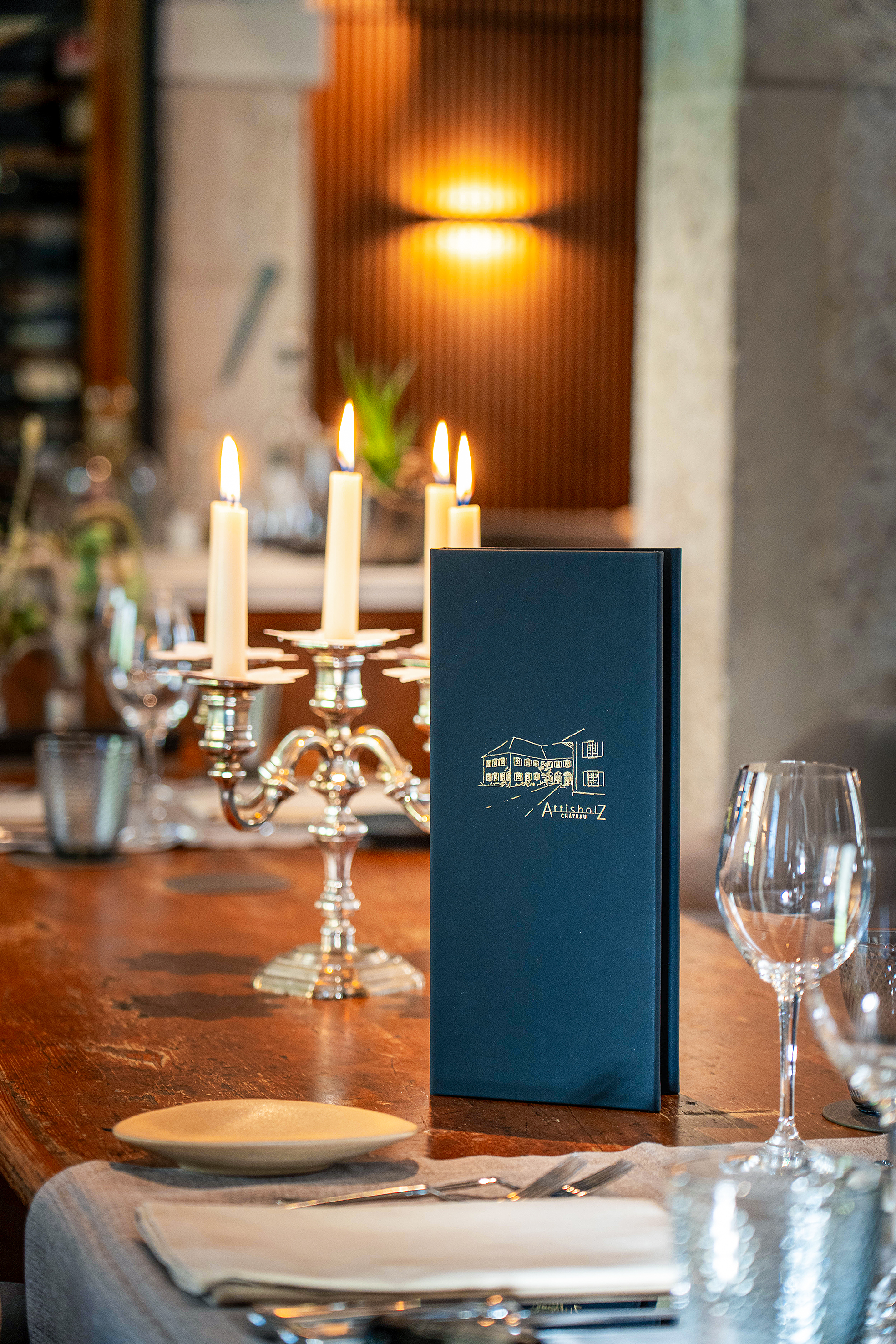 Die Speisekarte im Gourmet-Restaurant «Le Feu» unterscheidet sich haptisch und optisch von jener im «la Source» -  beide sind in enger Zusammenarbeit mit der Firma Glen entstanden.