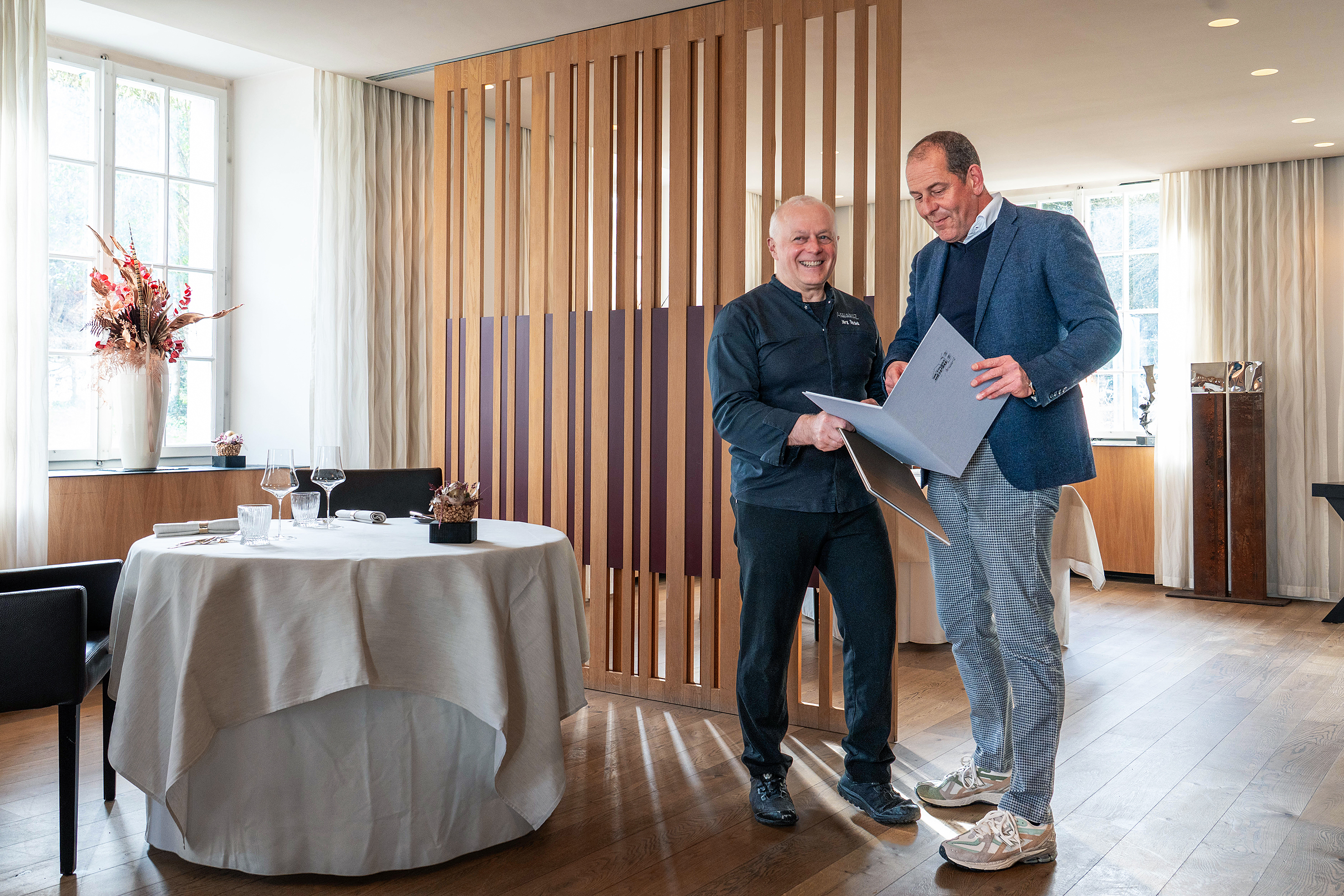 Die Liebe zum Detail als Erfolgsfaktor verbindet Gastgeber Jörg Slaschek (l.) mit Christian Adam, Verkaufsleiter Gastronomie und Hotellerie der Firma Glen.