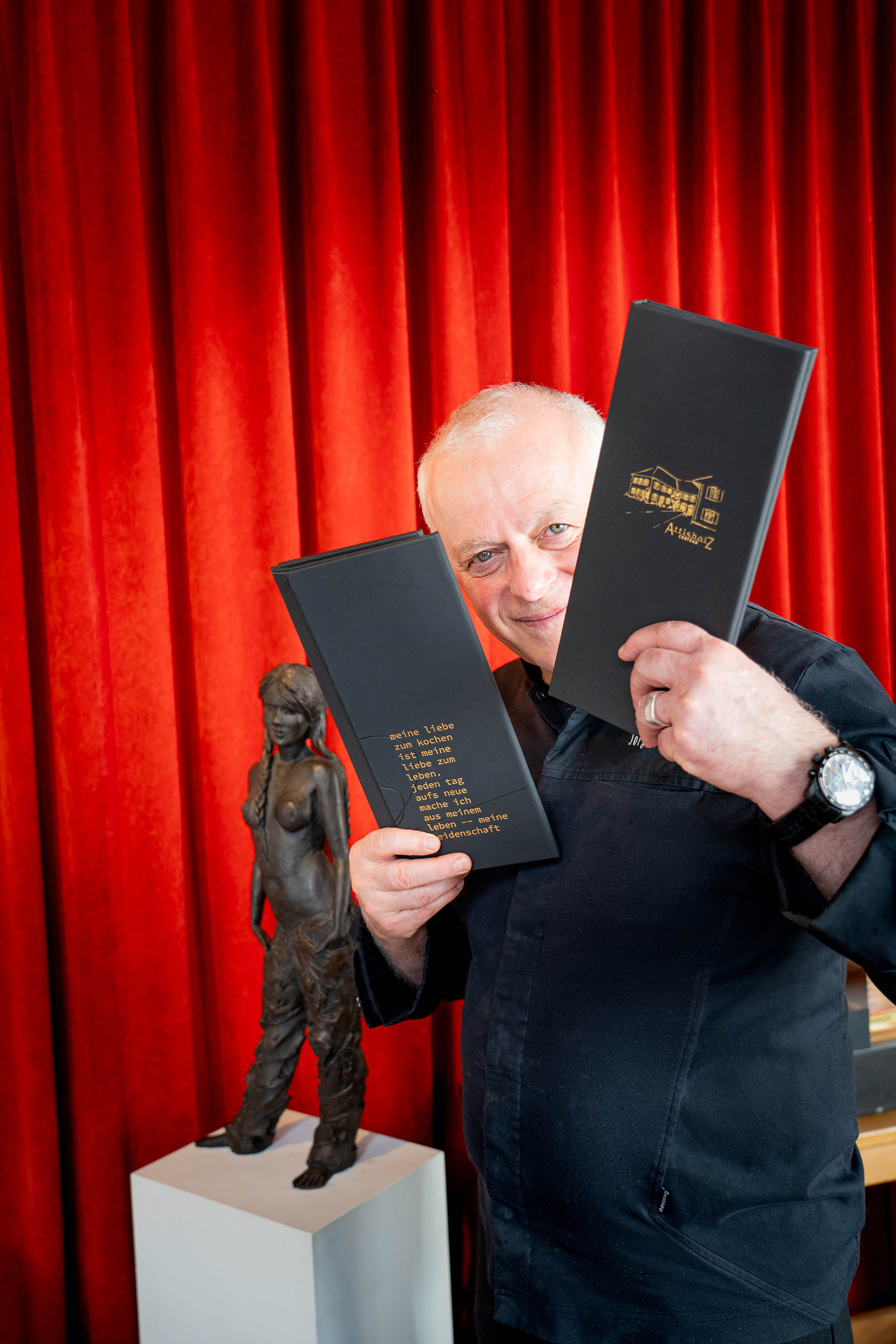 Sie trägt die unverkennbare Handschrift von Spitzenkoch Jörg Slaschek – die Menükarte des Gourmet-Restaurants «Le Feu» – von der Firma Glen in sorgfältiger Handarbeit hergestellt.