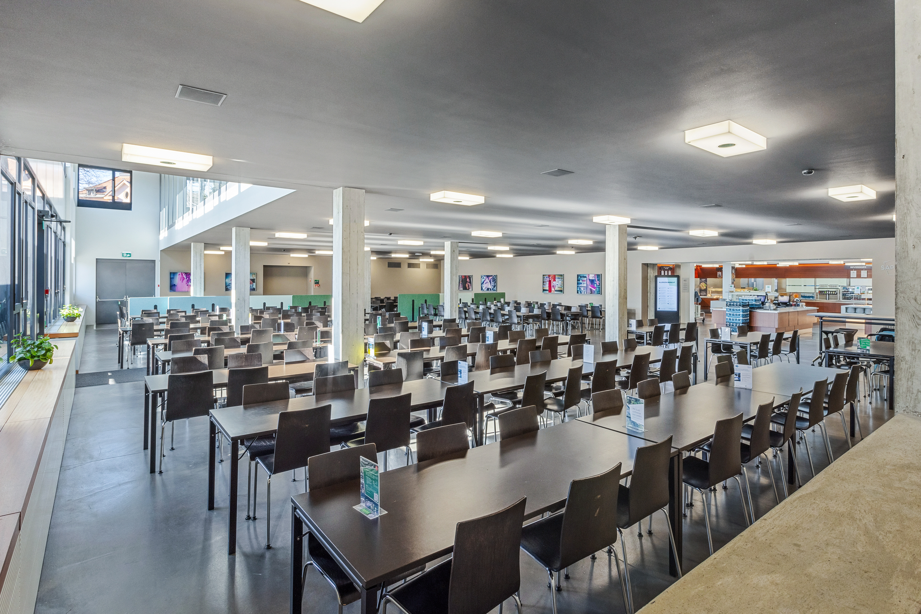 Ruhe vor dem Ansturm über Mittag: Die Mensa Sapelli mit 400 Sitzplätzen.