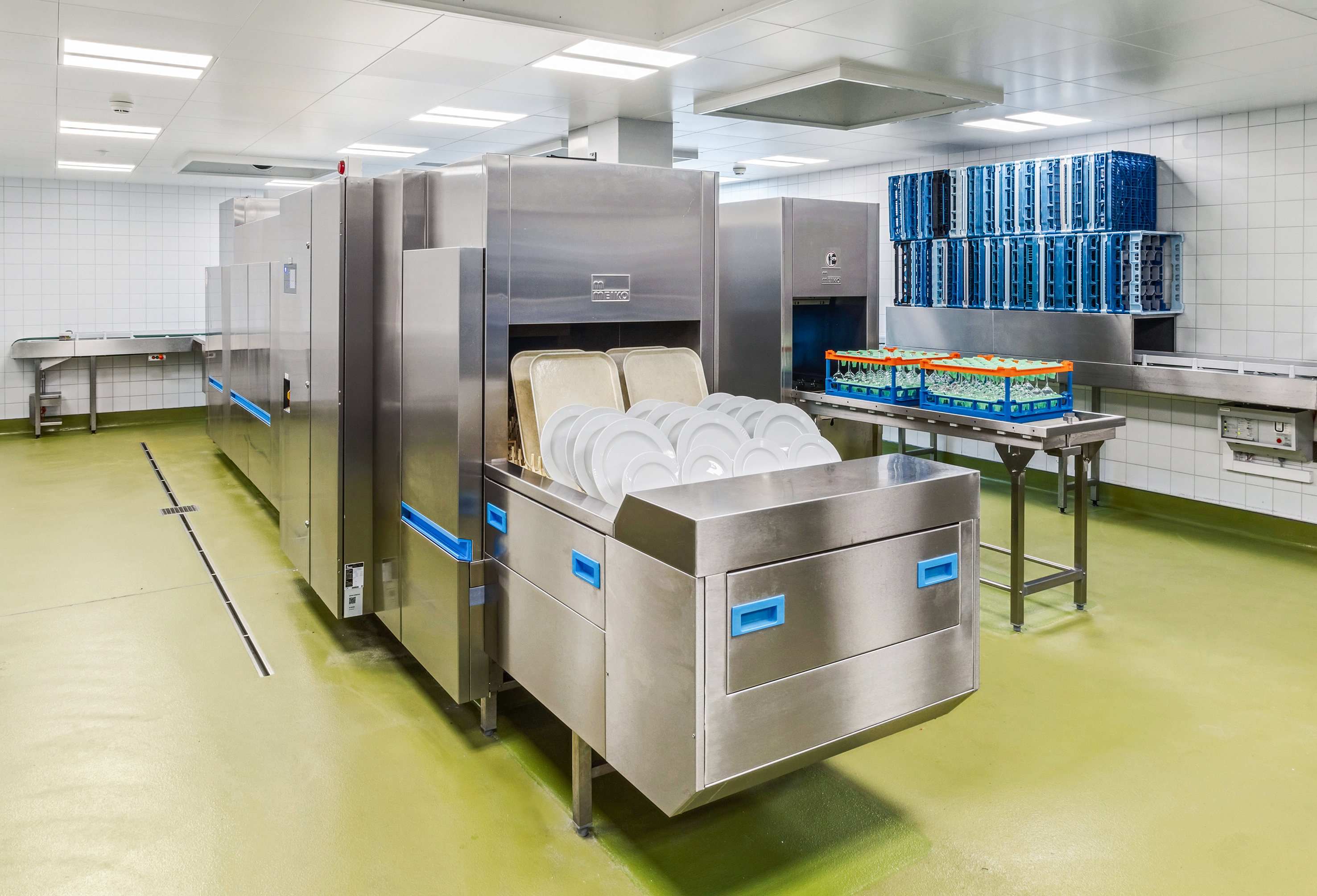 Die beiden Profi-Anlagen Meiko M-iQ schaffen grosse Mengen an Spülgut in kurzer Zeit.