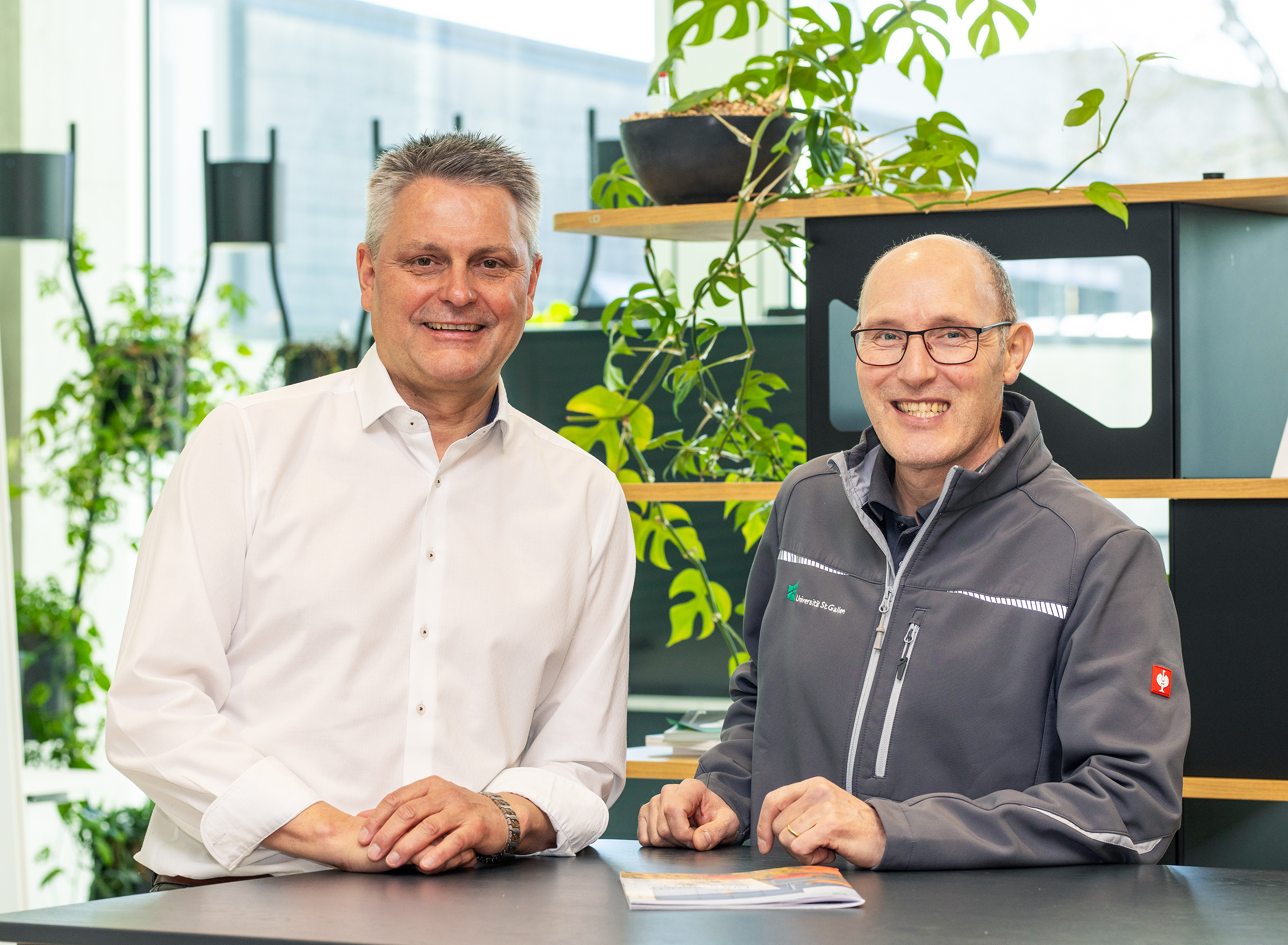 Eine gute Zusammenarbeit ist wichtig: Adrian Bösch, Verkaufsleiter bei Meiko (links) und Markus Steiner, Leiter Bau und Technik an der HSG.