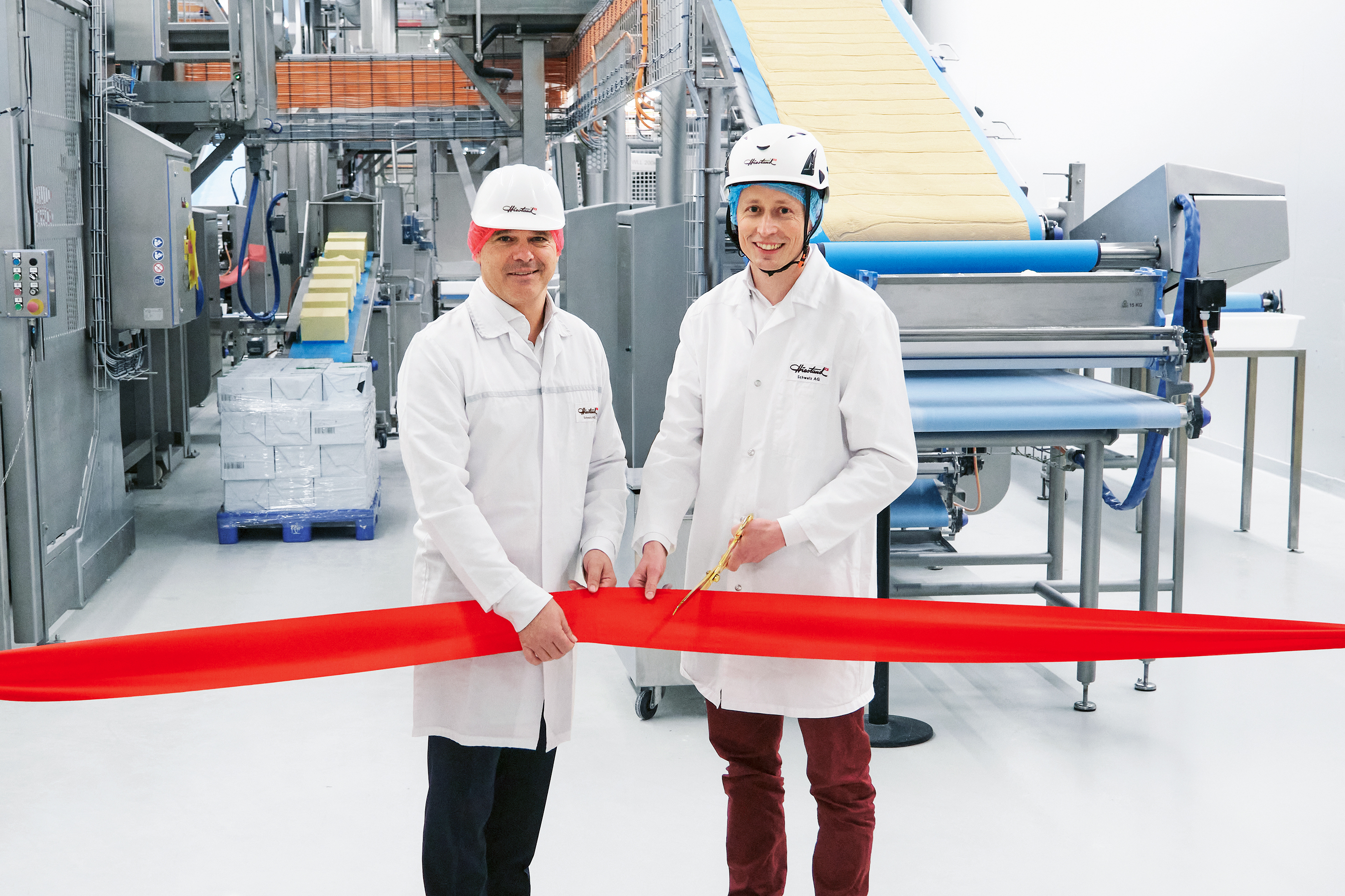 Michael Schai, CEO Aryzta (l.), und Lukas Amrein, Geschäftsführer Hiestand Schweiz, eröffnen die neue Produktionslinie in Dagmersellen.