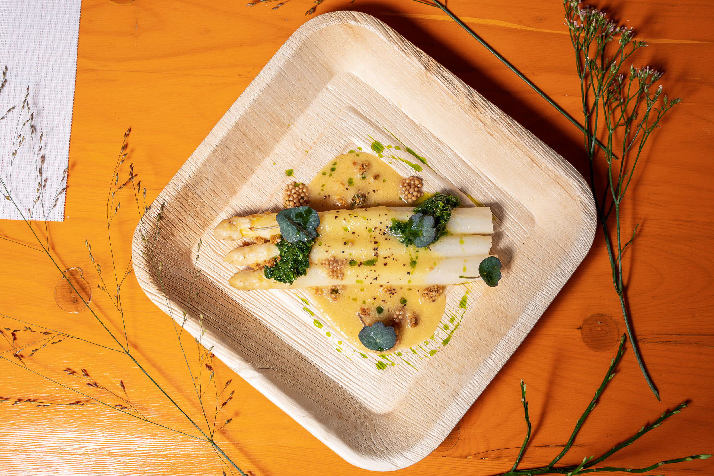 Mit einem Spargelessen am frühen Morgen wurde die Spargelsaison eingeläutet.