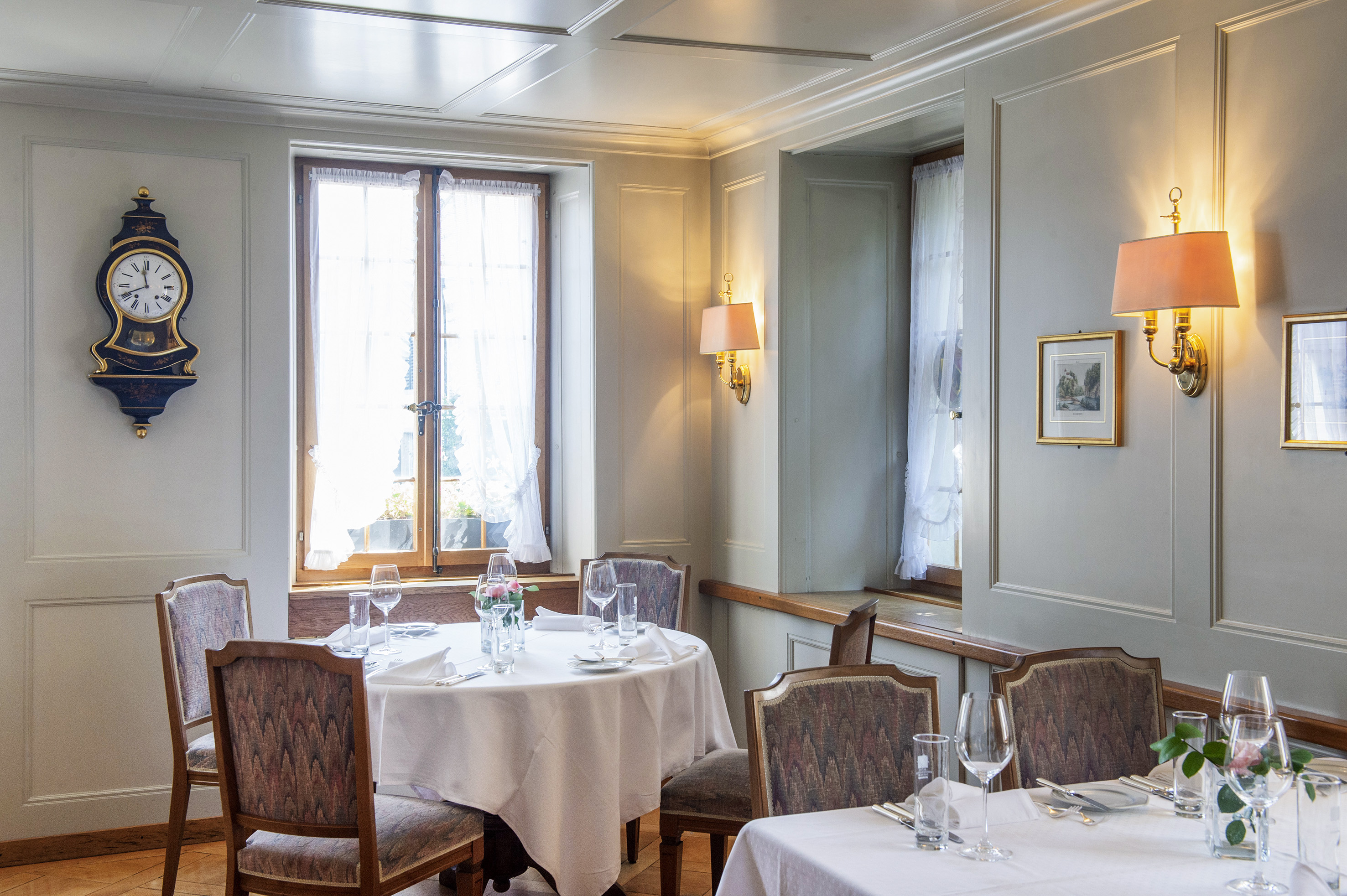 Ein Gasthof, zwei Konzepte: Mittags trifft man sich in der Gaststube zum Tagesmenü, im Speisesaal wird ein À-la-Carte-Lunchmenü serviert. Abends vereint dann eine Karte Klassiker und moderne Küche im ganzen Haus.