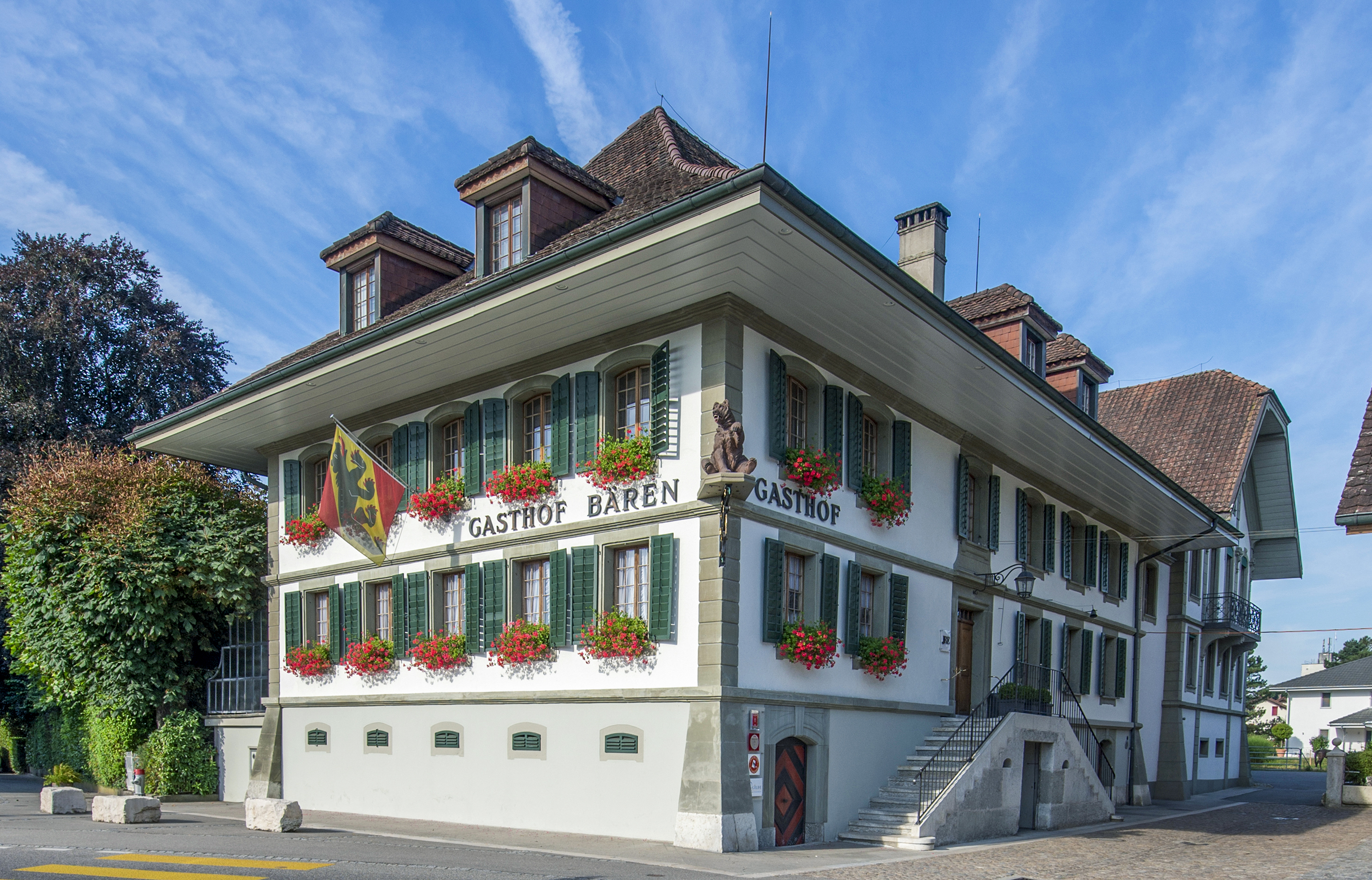 Vor dem Eingang des Bären im bernischen Utzenstorf begrüsst ein Bär mit erhobener Pranke die Gäste. Der über 200 Jahre alte Landgasthof bietet mit mehreren Stuben und Sälen sowie einer Terrasse und einem lauschigen Garten vielfältige Möglichkeiten für die Bewirtung von Gästen  und für Bankette aller Art.