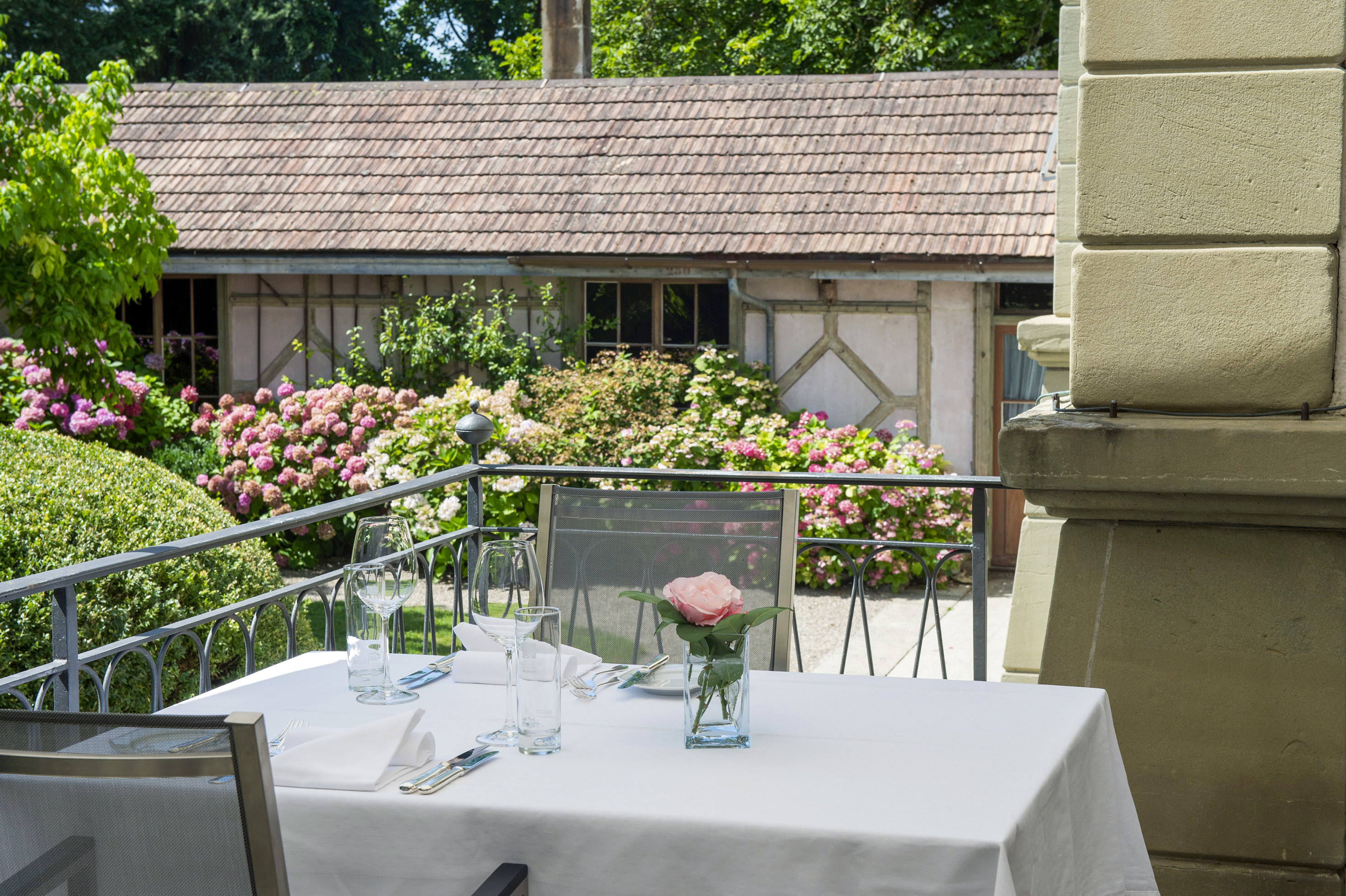 Von der Terrasse blickt man auf den Garten und einen Riegbau mit einer über 130 Jahre alten Kegelbahn, die bis heute vom gleichaltrigen Kegelclub genutzt wird.