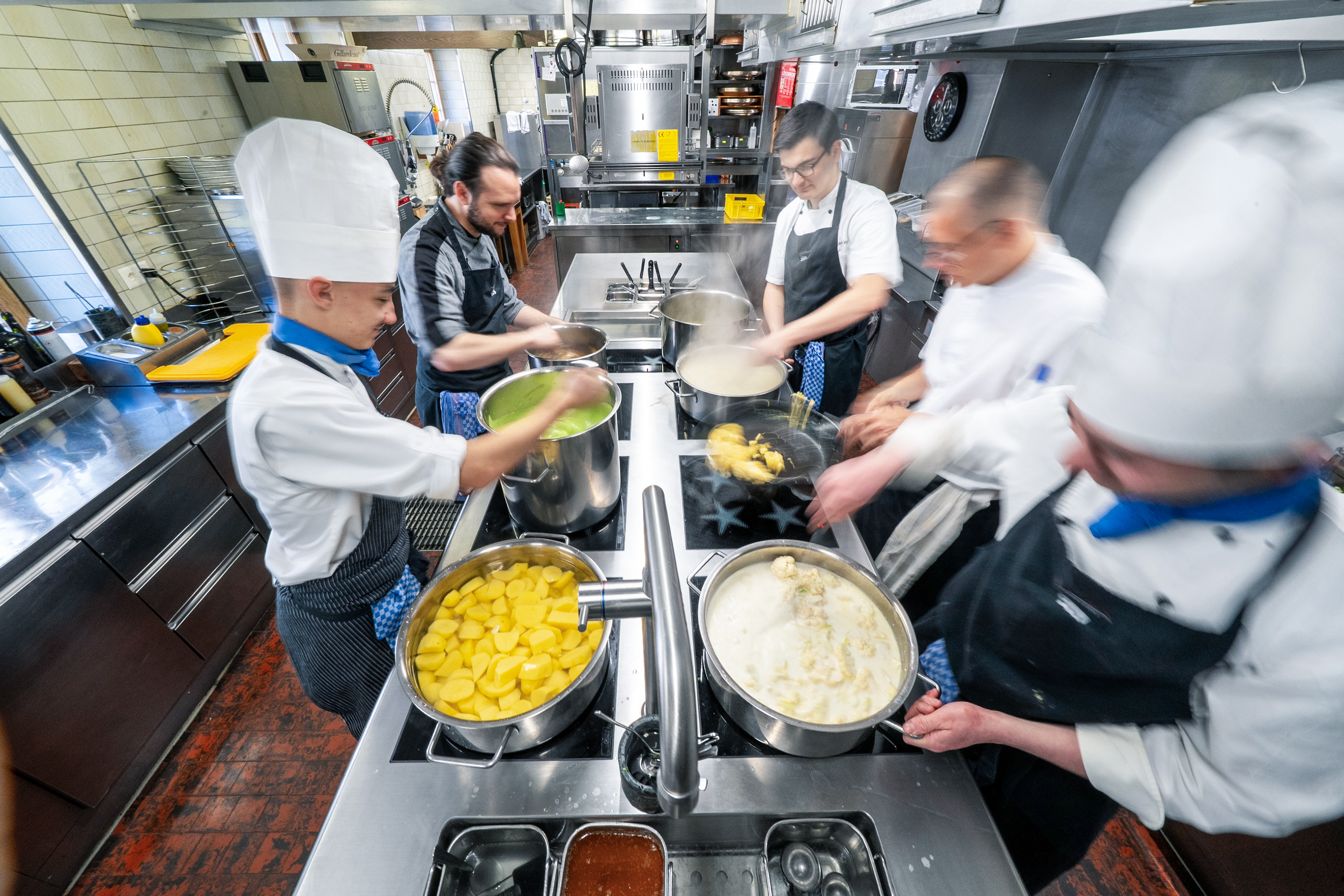 Im Gasthof Bären wird auf einem neuen Herd von Menu System gekocht, individuell konfiguriert und abgestimmt auf Konzept, Gerichte, Abläufe, Teamgrösse und die Vorlieben des Küchenchefs.