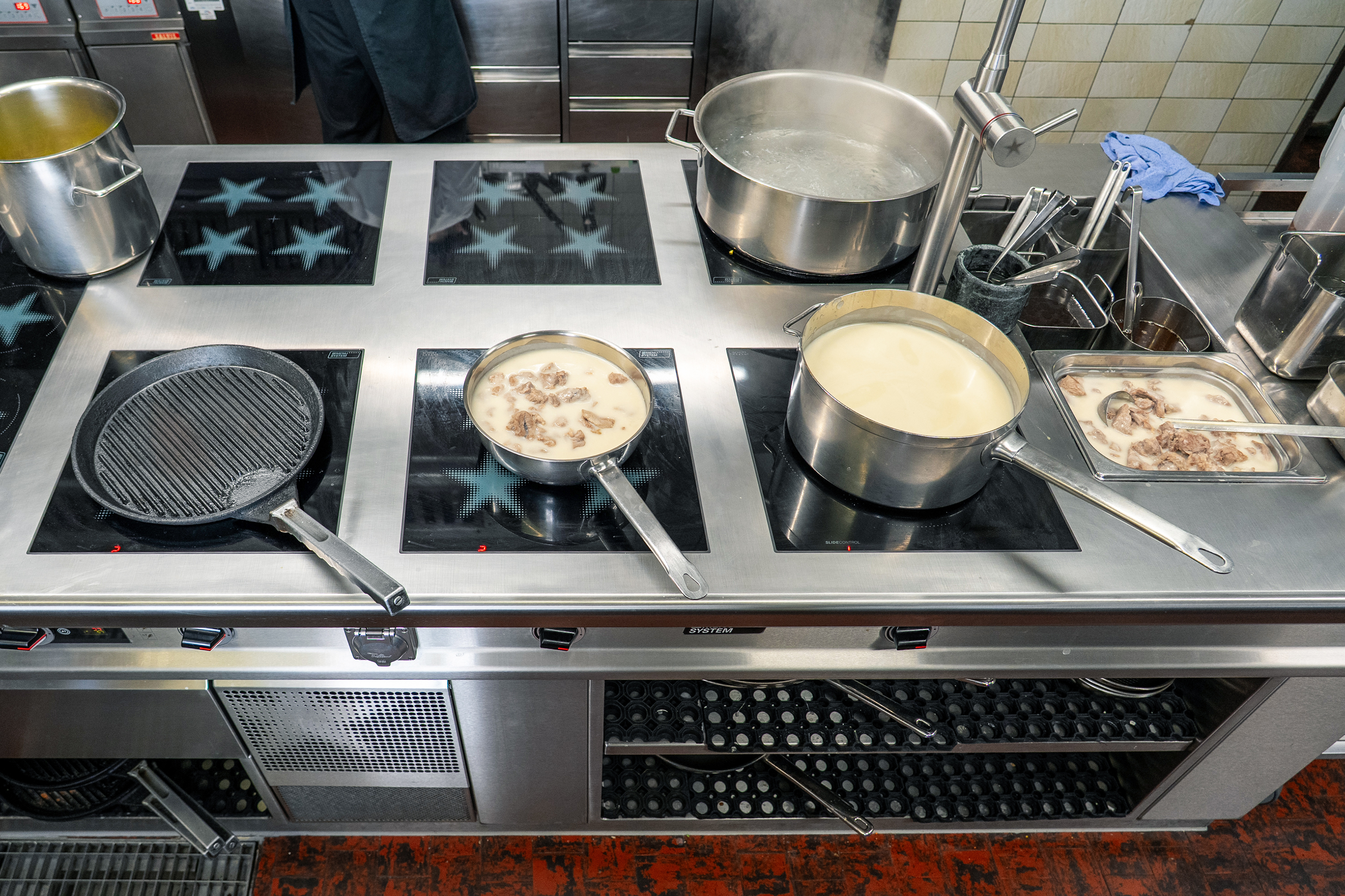 Das Herzstück des Herds sind sechs leistungsstarke Induktionskochfelder mit hohem Wirkungsgrad und präziser Steuerung.