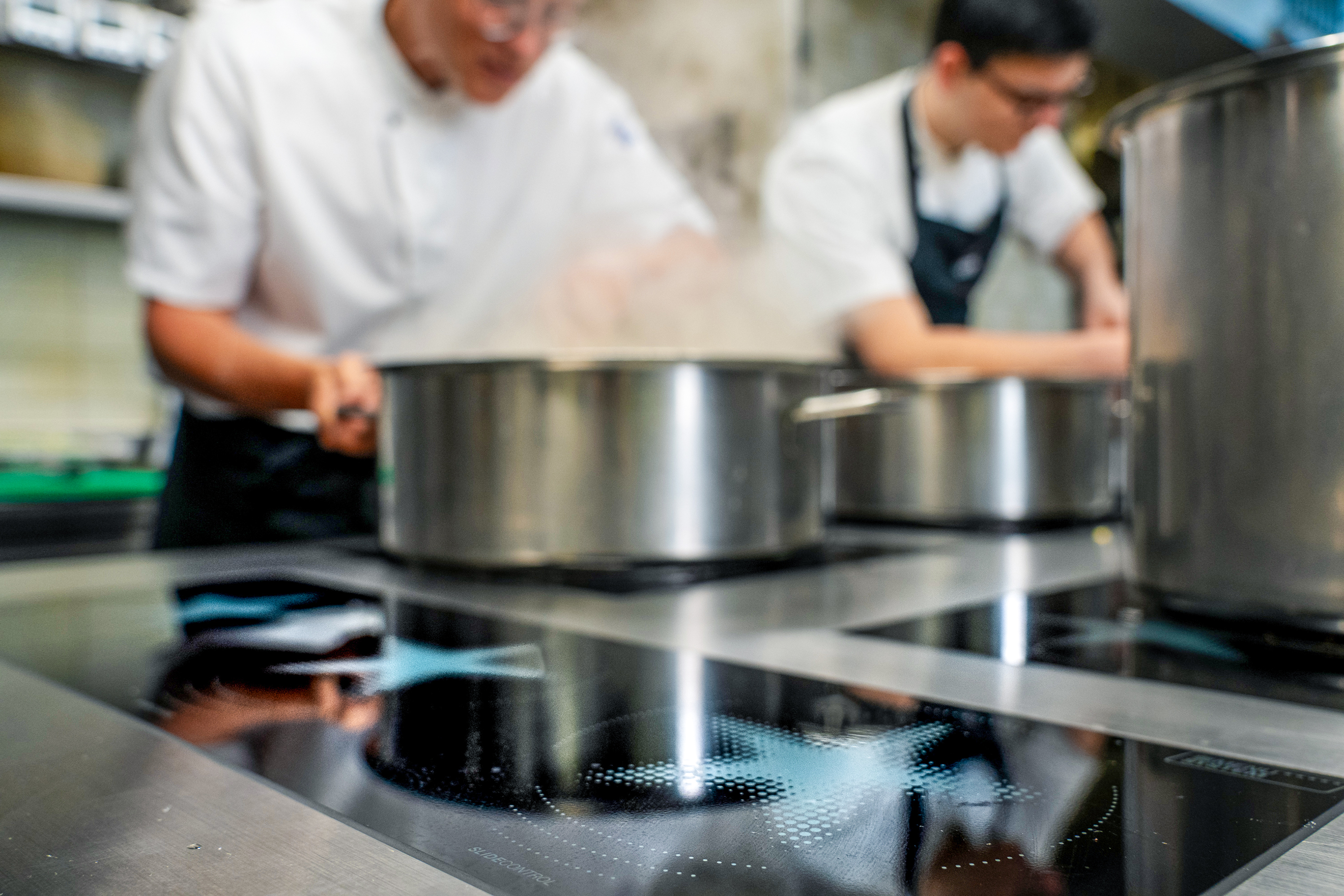 Auf den drei Slide-Control-Feldern lässt sich die Temperatur per Fingerwisch regeln. Das war Chefkoch Martin Thommen wichtig.