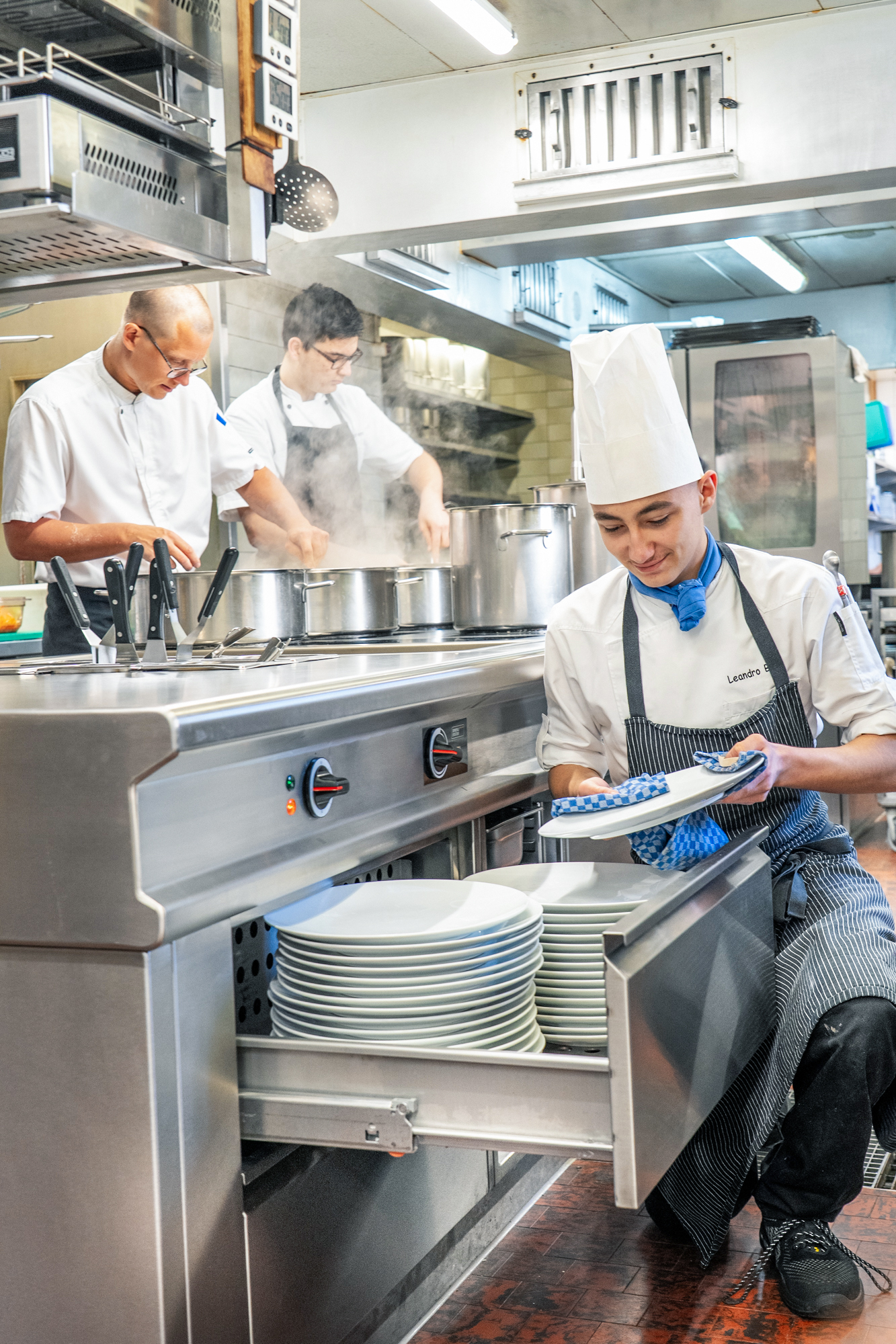 Die asymmetrische Schubladenlösung - links ein Drittel-, rechts ein Zwei-Drittel-Auszug – hat Menu System auf Laufwege und Arbeitsabläufe abgestimmt. Auch der Abstand zu Pass, Geschirrzone und Herd wurde präzise geplant.