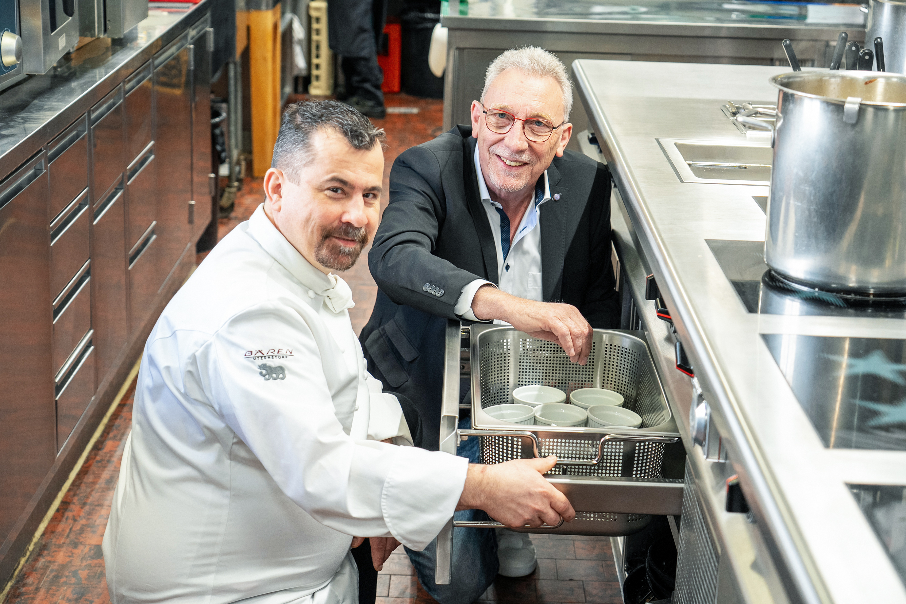 Von Koch zu Koch: «Die Cook-&-Hold-Schubladen ermöglichen Delta-T-Garen – die Temperaturdifferenz zwischen Gargut und Garraum bleibt konstant und Saft, Geschmack und Struktur optimal erhalten», erklärt Martin Mathieu von Menu System.