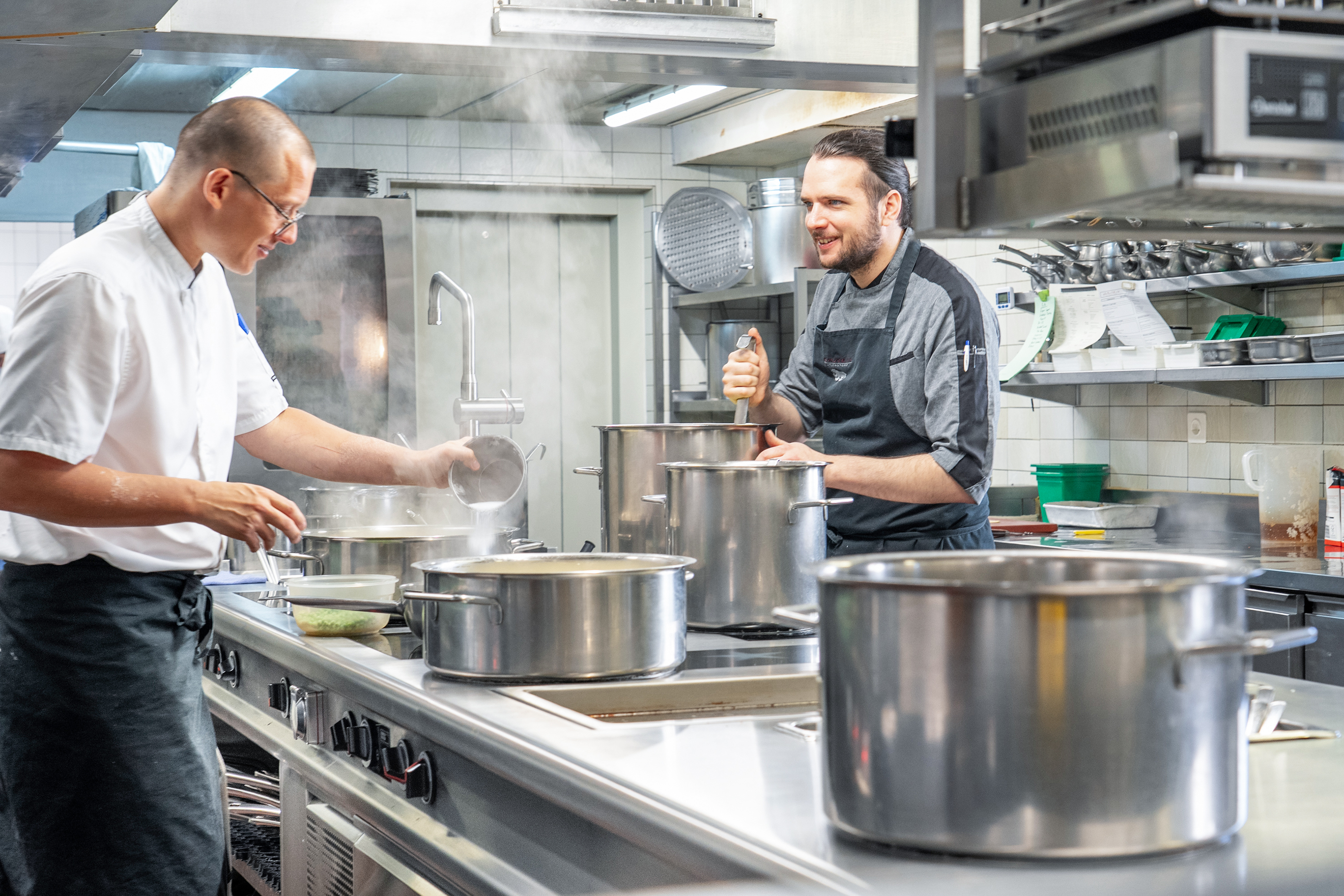 Der neue Herd wurde in einem Stück geliefert, ohne Schweissnähte – per Kran durchs Fenster, mit einem Zentimeter Spielraum. Das ist Präzision pur.