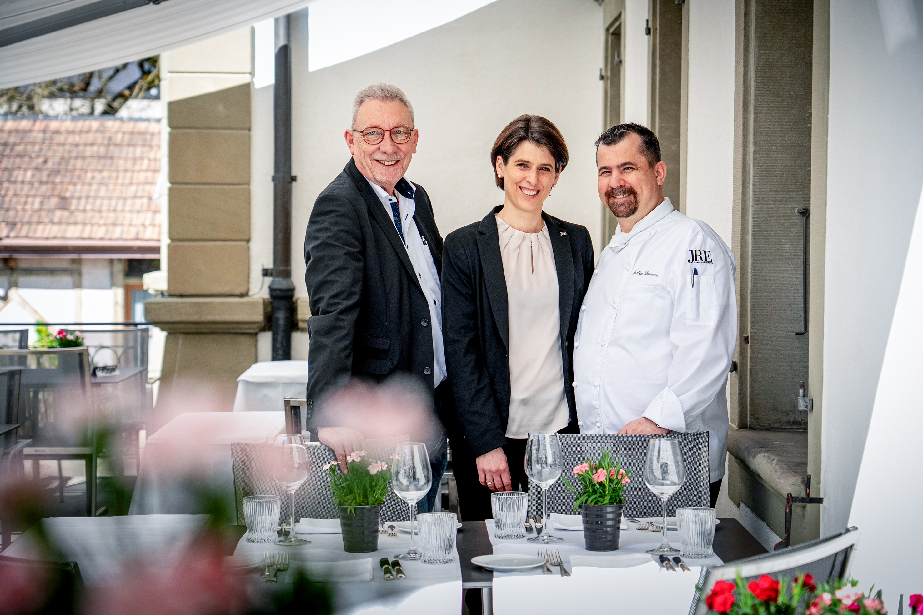 Eine Kooperation auf Augenhöhe: Die Gastgeber des Gasthofs Bären Manuela und Martin Thommen mit Martin Mathieu, Gebietsverkaufsleiter von Menu System.