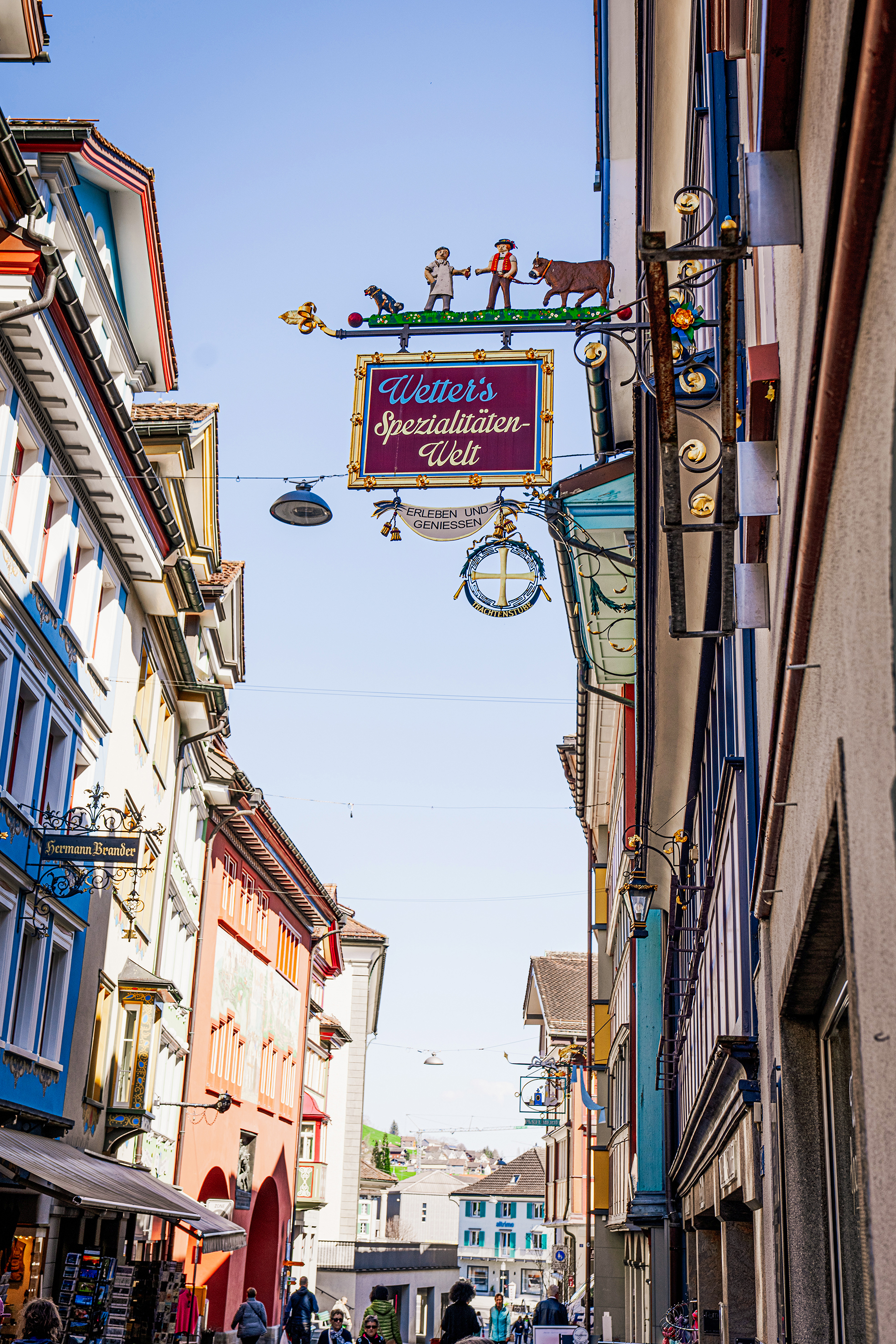 In der Hauptgasse in Appenzell fällt Wetters Spezialitätenwelt mit einem schön verzierten «Tafeen» auf, wie das Aushängeschild im Dialekt genannt wird.