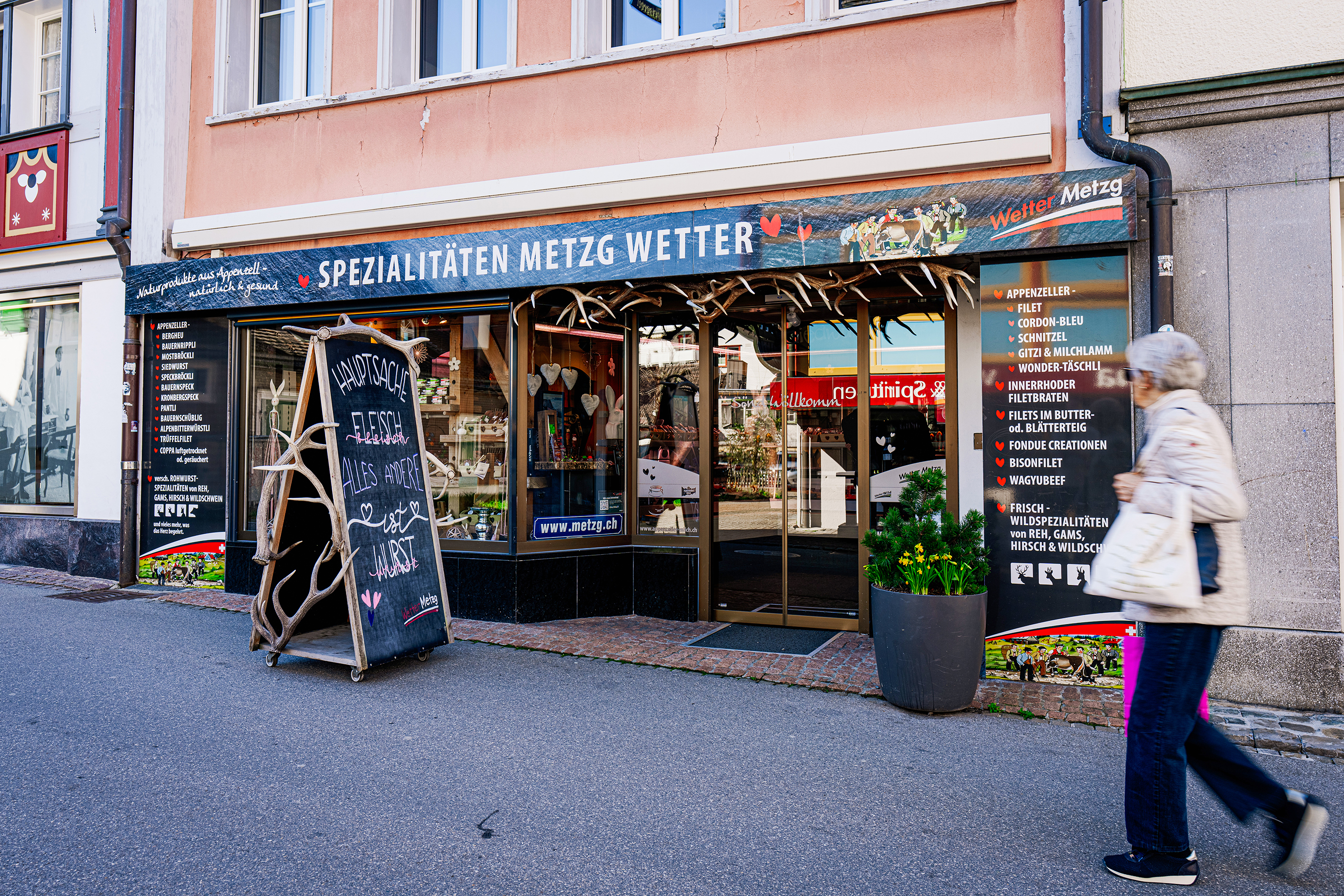 In der Spezialitätenwelt finden Touristinnen und Touristen ein kulinarisches Andenken und Einheimische schöne Mitbringsel. Nur wenige Meter weiter befindet sich das Hauptgeschäft der Wetter Metzg.