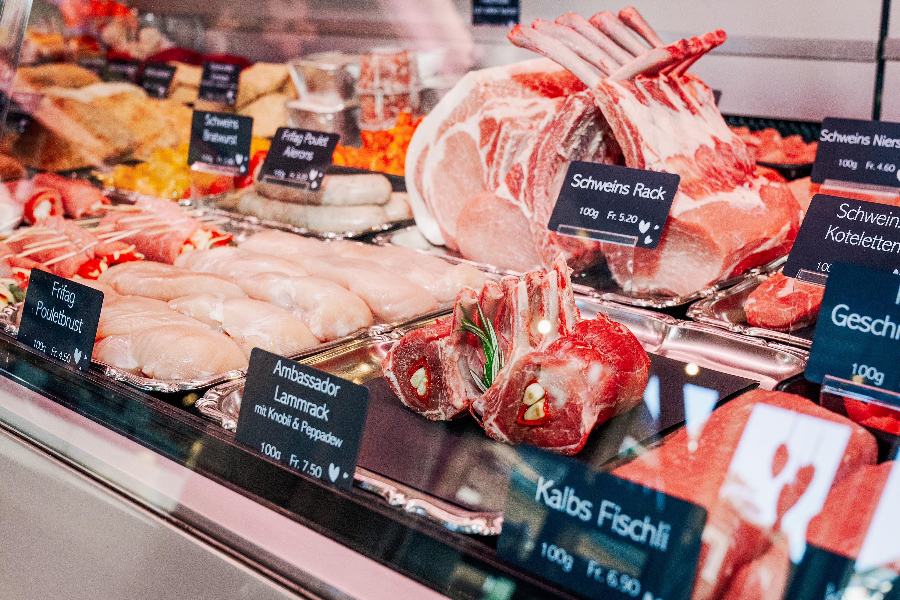 Die Auslage überzeugt mit vielen Fleischspezialitäten, darunter zahlreiche Eigenkreationen der Wetter Metzg.