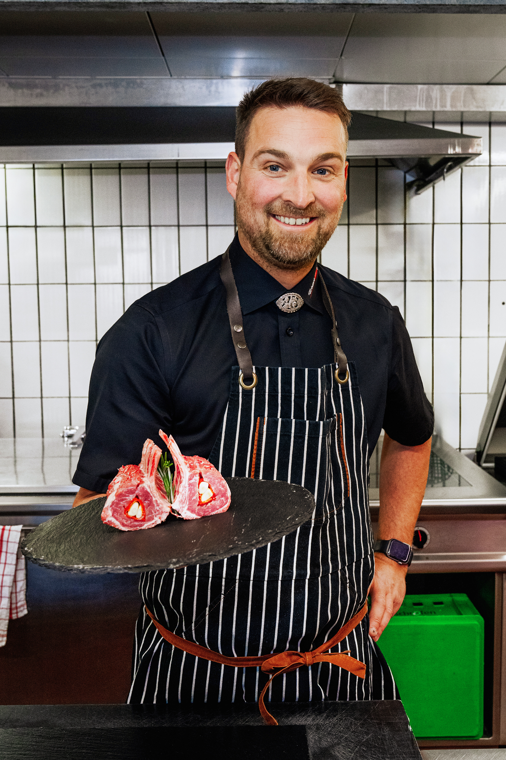 Lammracks gefüllt mit Knoblauch und wilder Paprika von Peppadew – «ein wunderbarer Kontrast», schwärmt Marcel Wetter.