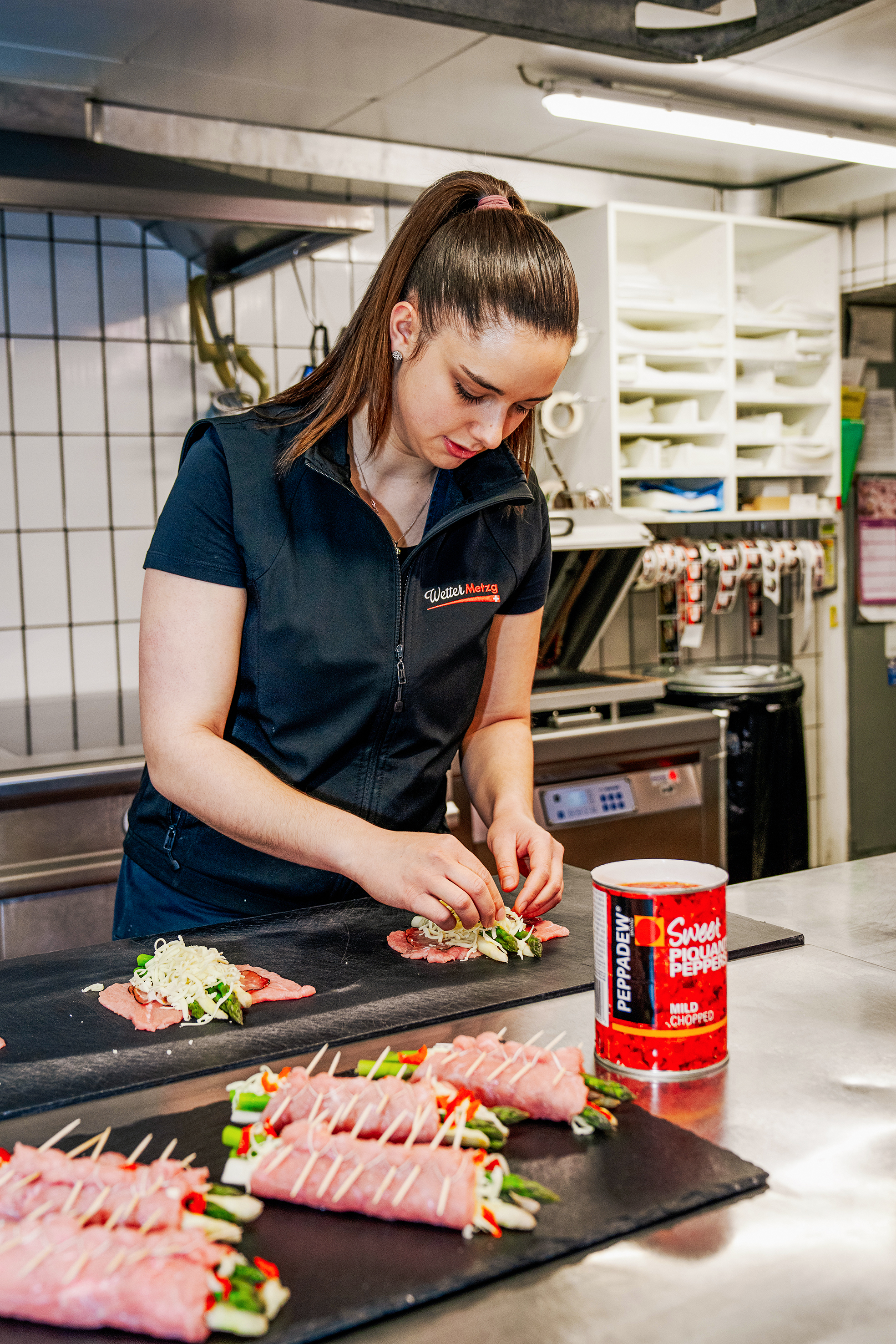 Lea Inauen, Mitarbeiterin der Wetter Metzg, bereitet die Kalbs-Spargel-Päckli für die Frischetheke der Metzgerei vor.