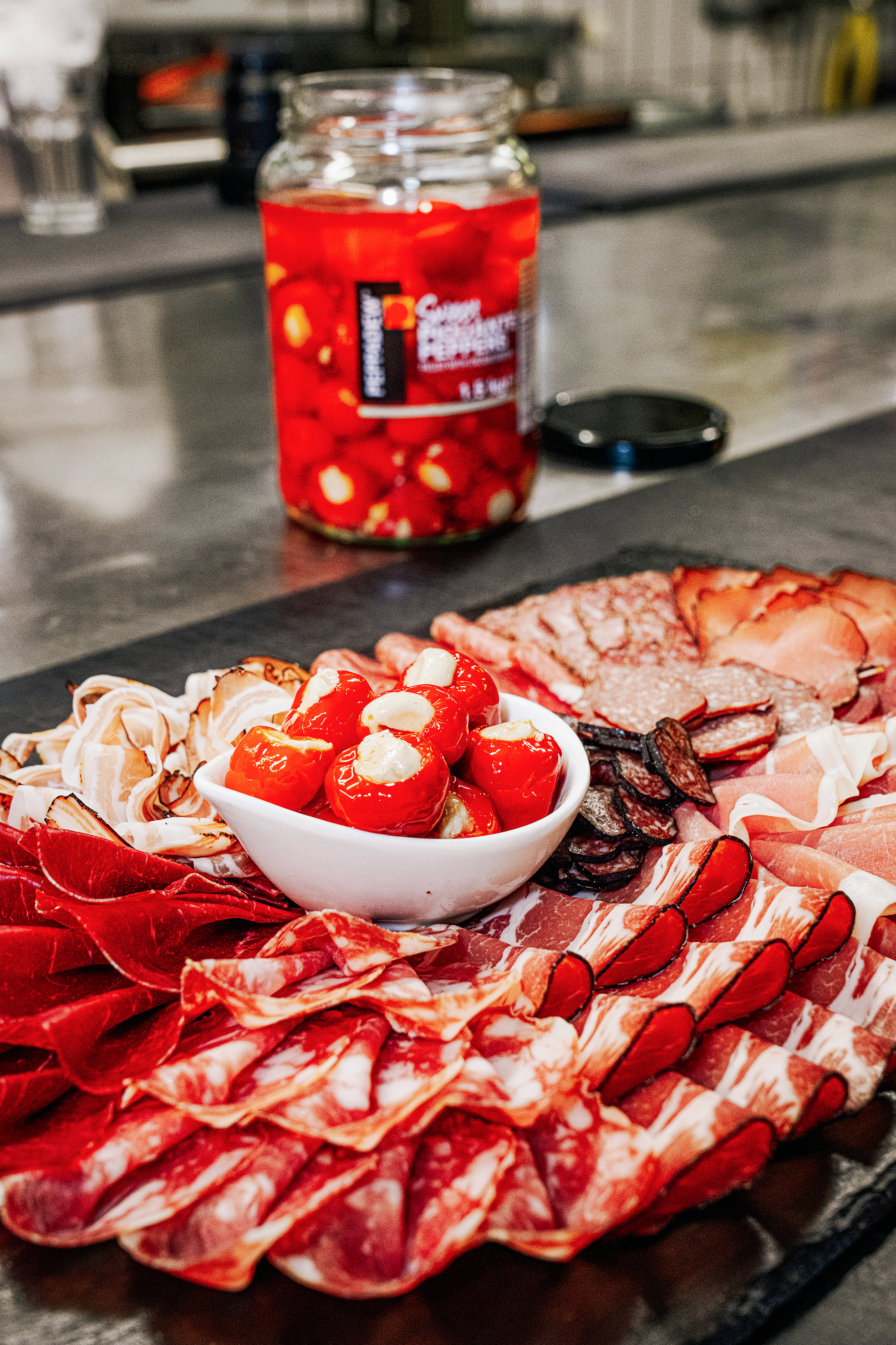 Caterings mit Appenzeller Mostbröckli, Coppa, Kellerschinken oder Salami werden in der Hauptmetzgerei vorbereitet und mit der wilden Paprika von Peppadew, gefüllt mit Frischkäse, abgerundet.