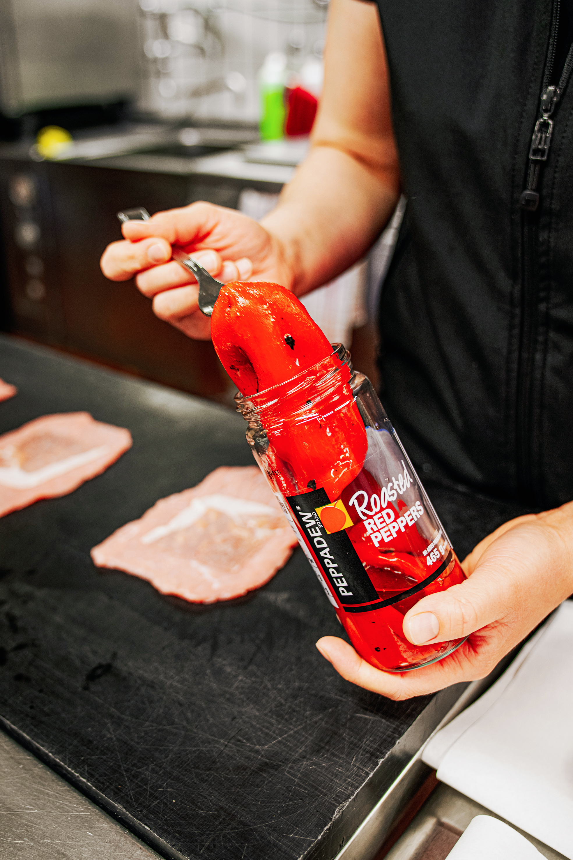 Die geröstete Peperoni von Peppadew wird in der Wetter Metzg mit Frischkäse zu Kalbfleischrollen verarbeitet.
