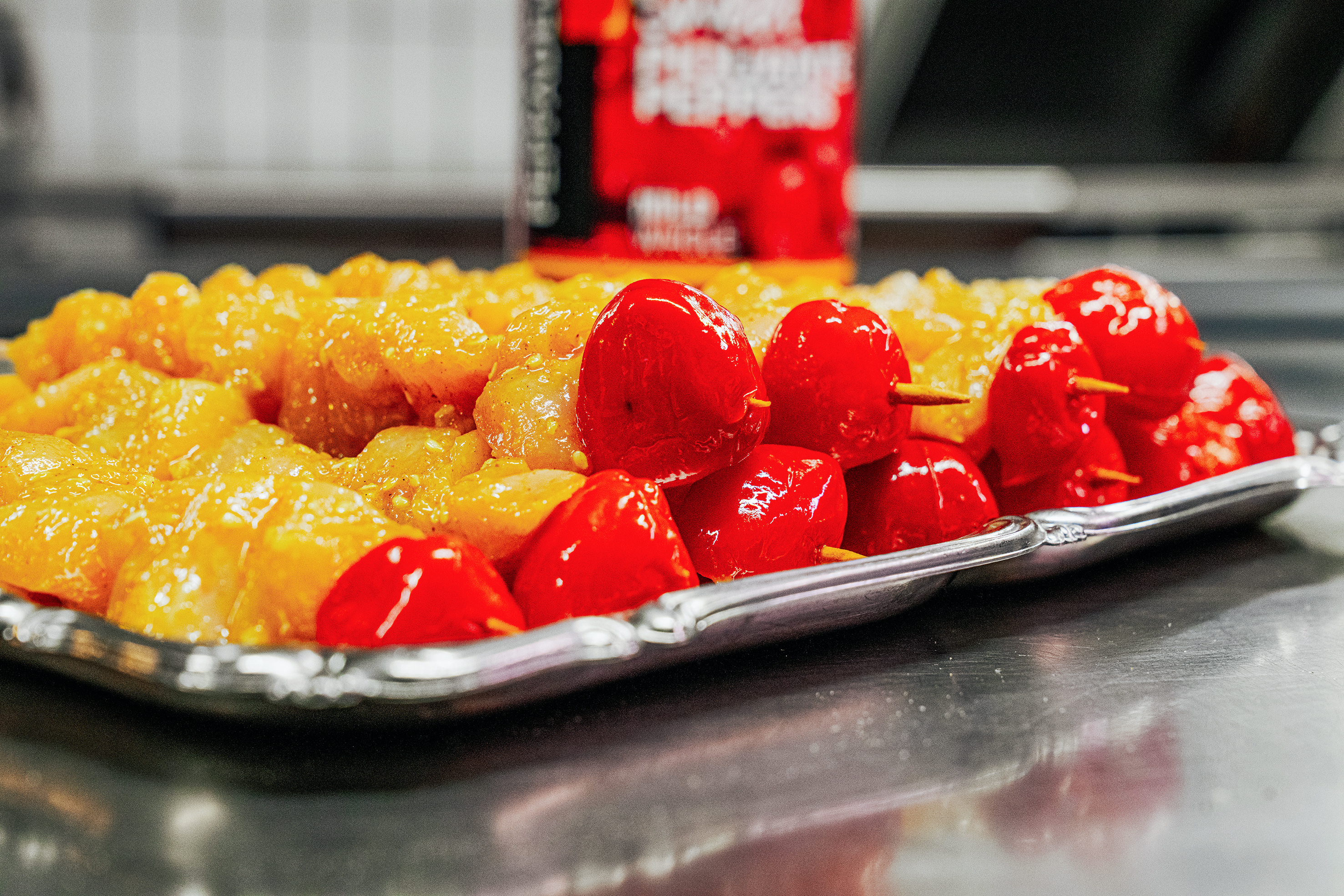 Sticht farblich und geschmacklich hervor: Eine wilde Paprika pro Curry-Sesam-Pouletspiess.