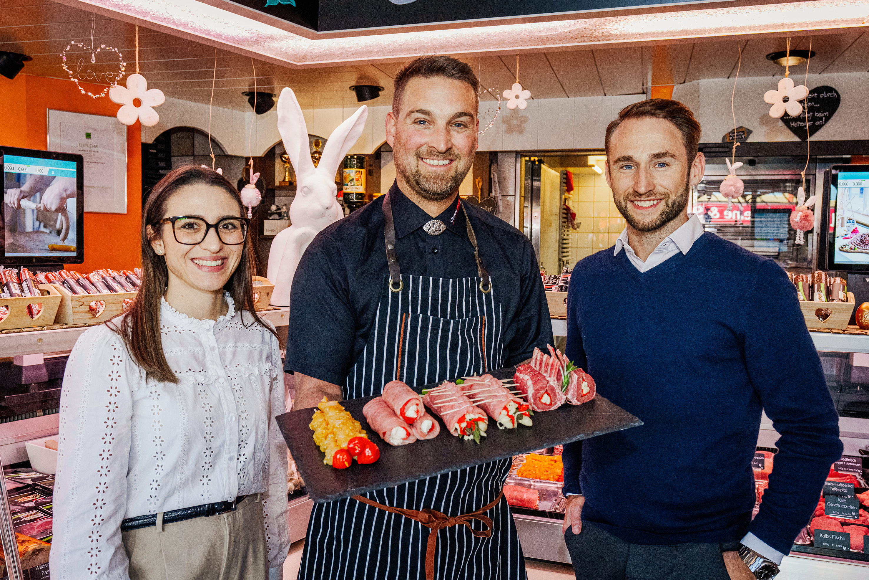 Marcel Wetter (Mitte) präsentiert seine Peppadew-Eigenkreationen flankiert von Larissa Lanzilotto, Product Manager der Delico AG, und Nicolas Spiegel, Key Account Manager der Delico AG.