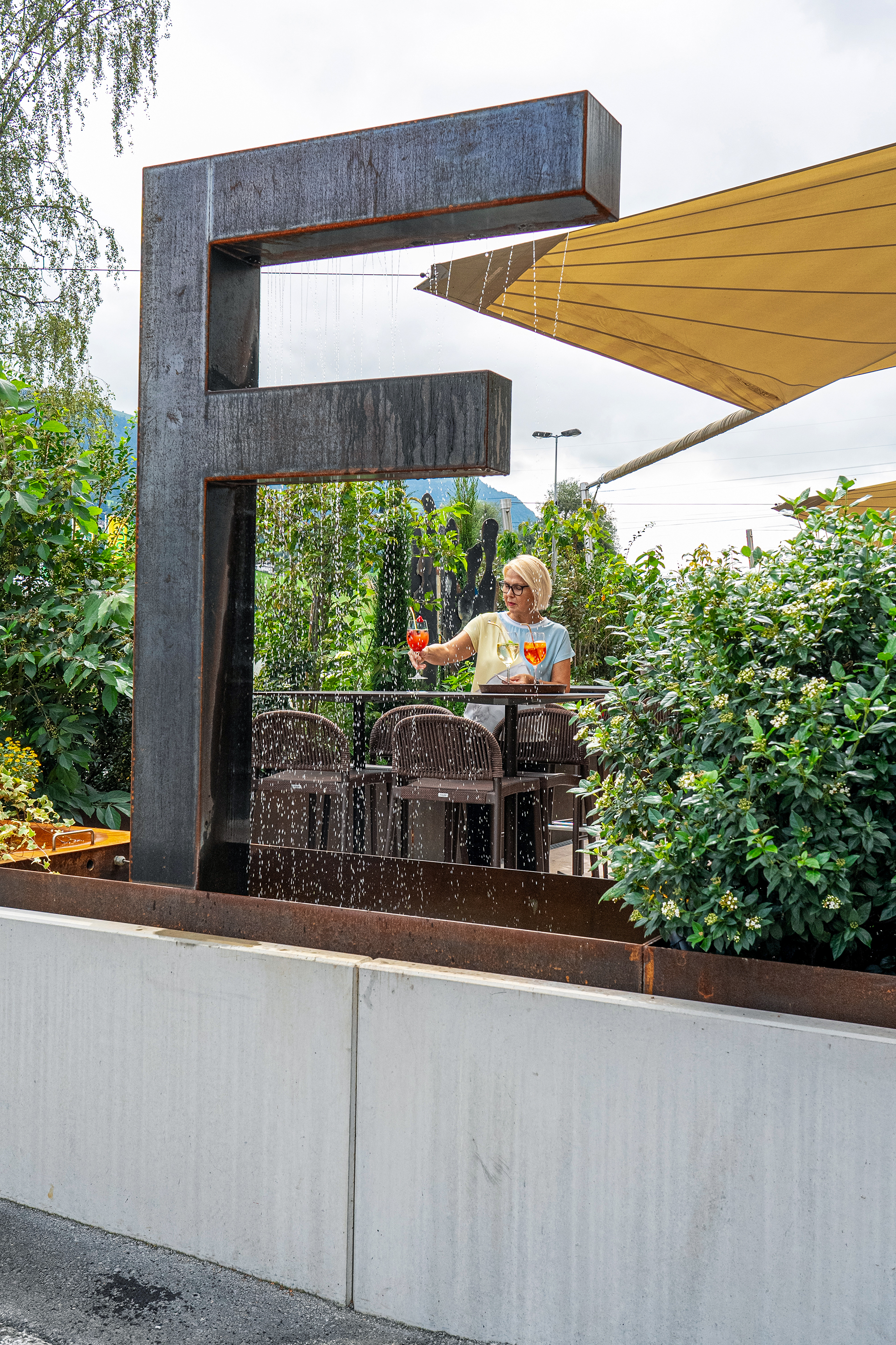 Die Gartenterrasse wurde durch Gschwend komplett geplant und neu gestaltet. Hingucker sind die Wasserspiele mit dem eigens für den Frohsinn gestalteten F.