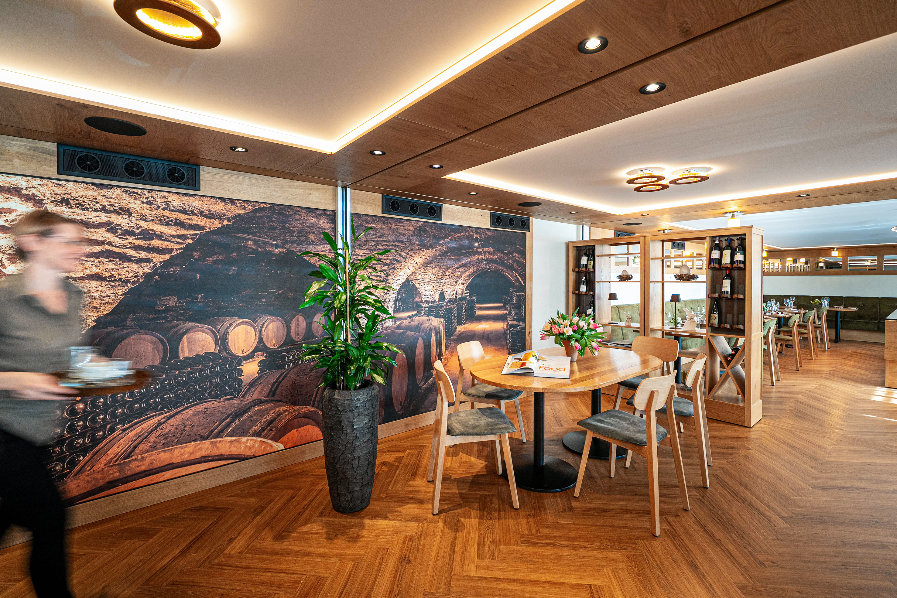 Weinregale, nach den Vorgaben der Gschwend AG Gastro-Bau angefertigt, dienen als raffinierte Raumtrenner, die sich verschieben lassen.