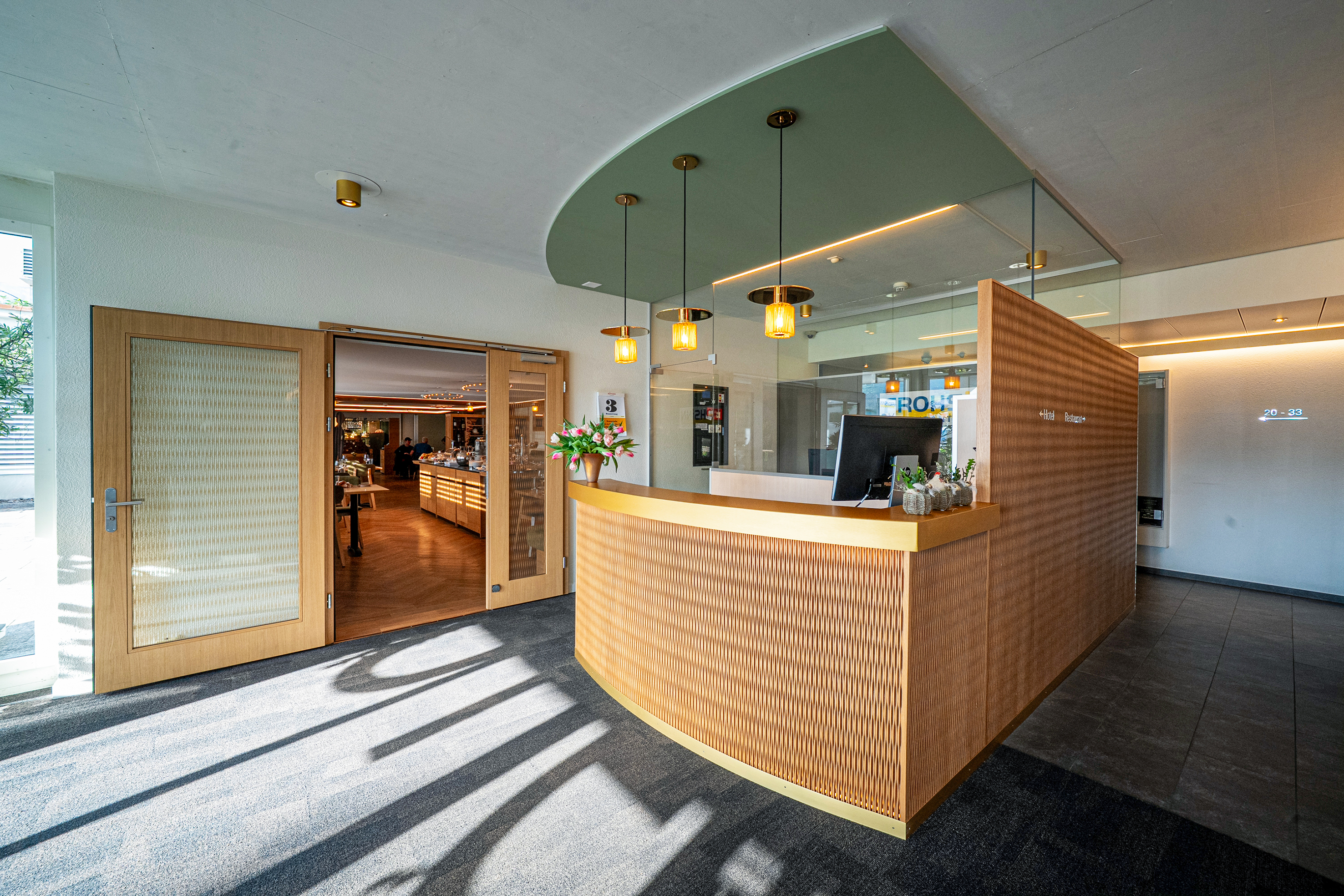 Die Rezeption ist ein Blickfang und gleichzeitig funktional gestaltet, um das Arbeiten so angenehm wie möglich zu machen.