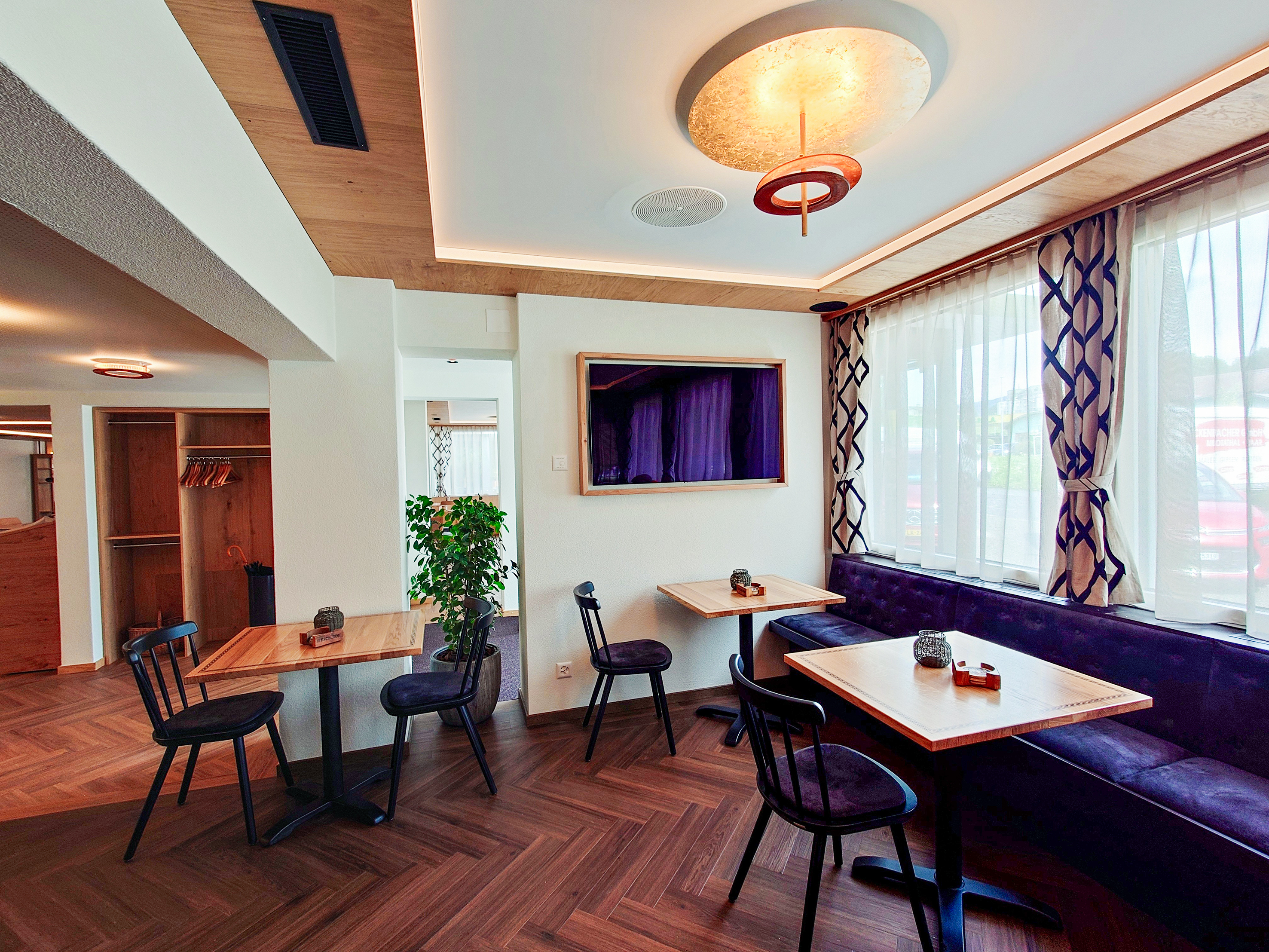 Die Decke erhält in jedem Raumabschnitt einen Holzrahmen mit leicht zurückversetzter weisser Fläche, die dem Raum optisch mehr Höhe verleiht.