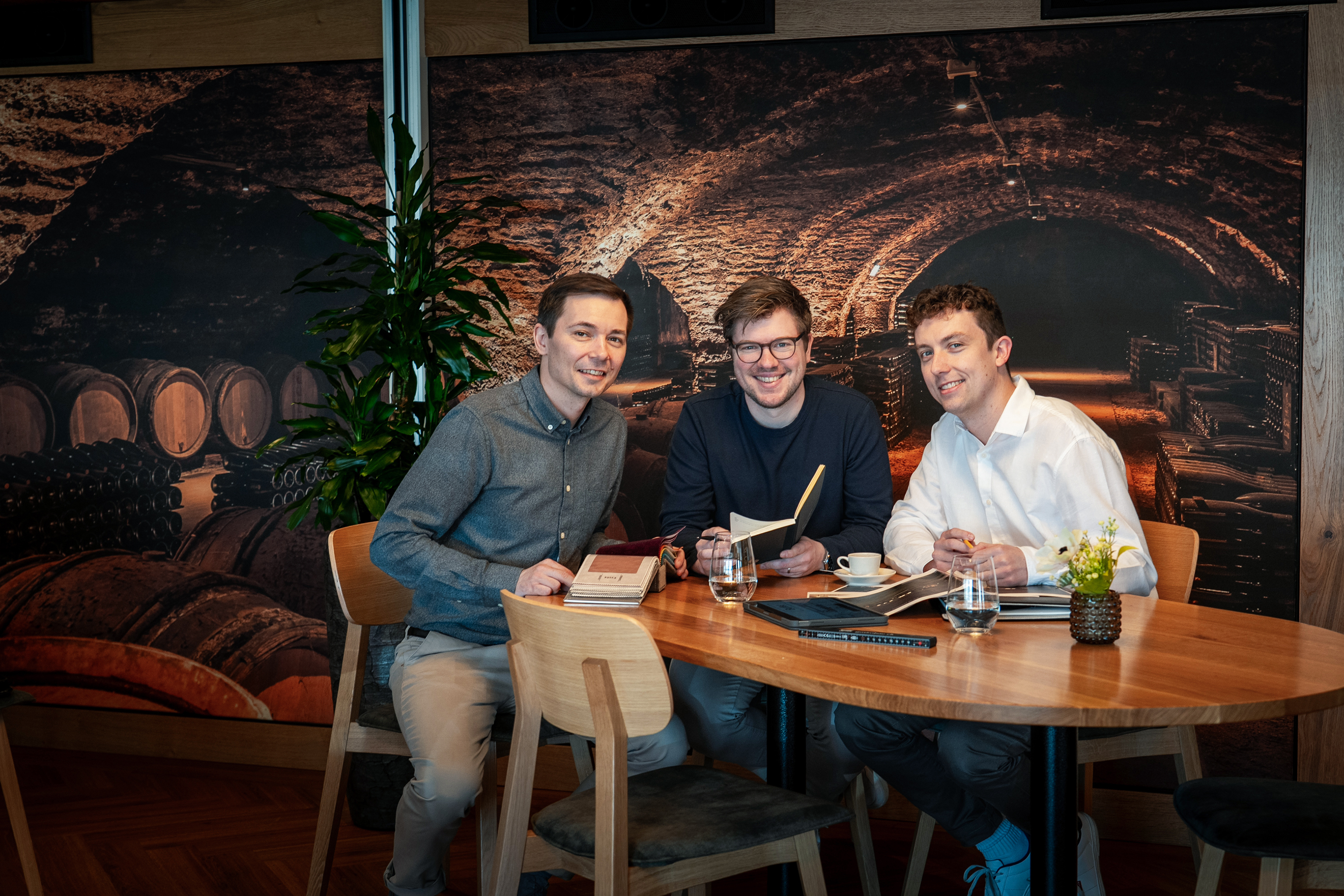 Die dritte beziehungsweise zweite Generation am Start: Im Hotel & Restaurant Frohsinn sind es die Söhne Ronny Krummenacher (l.) sowie Sergio Schlömmer. Bei der Gschwend AG Gastro-Bau ist es Samuel Zürcher, stellvertretender Geschäftsführer und  Projektleiter (Mitte).