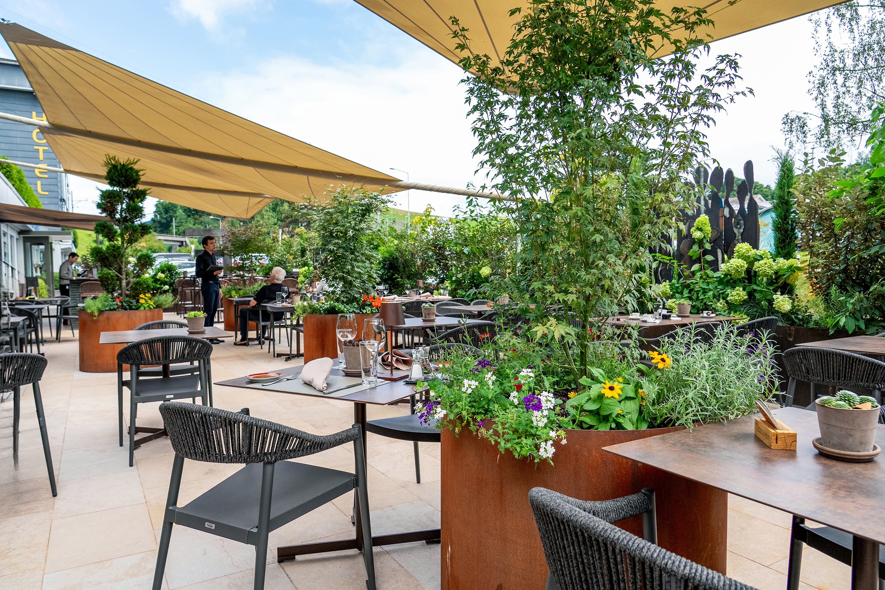 An alles gedacht: Grosse fahrbare Pflanzentöpfe machen die Terrasse zu einer grünen Oase und erleichtern den Unterhalt.