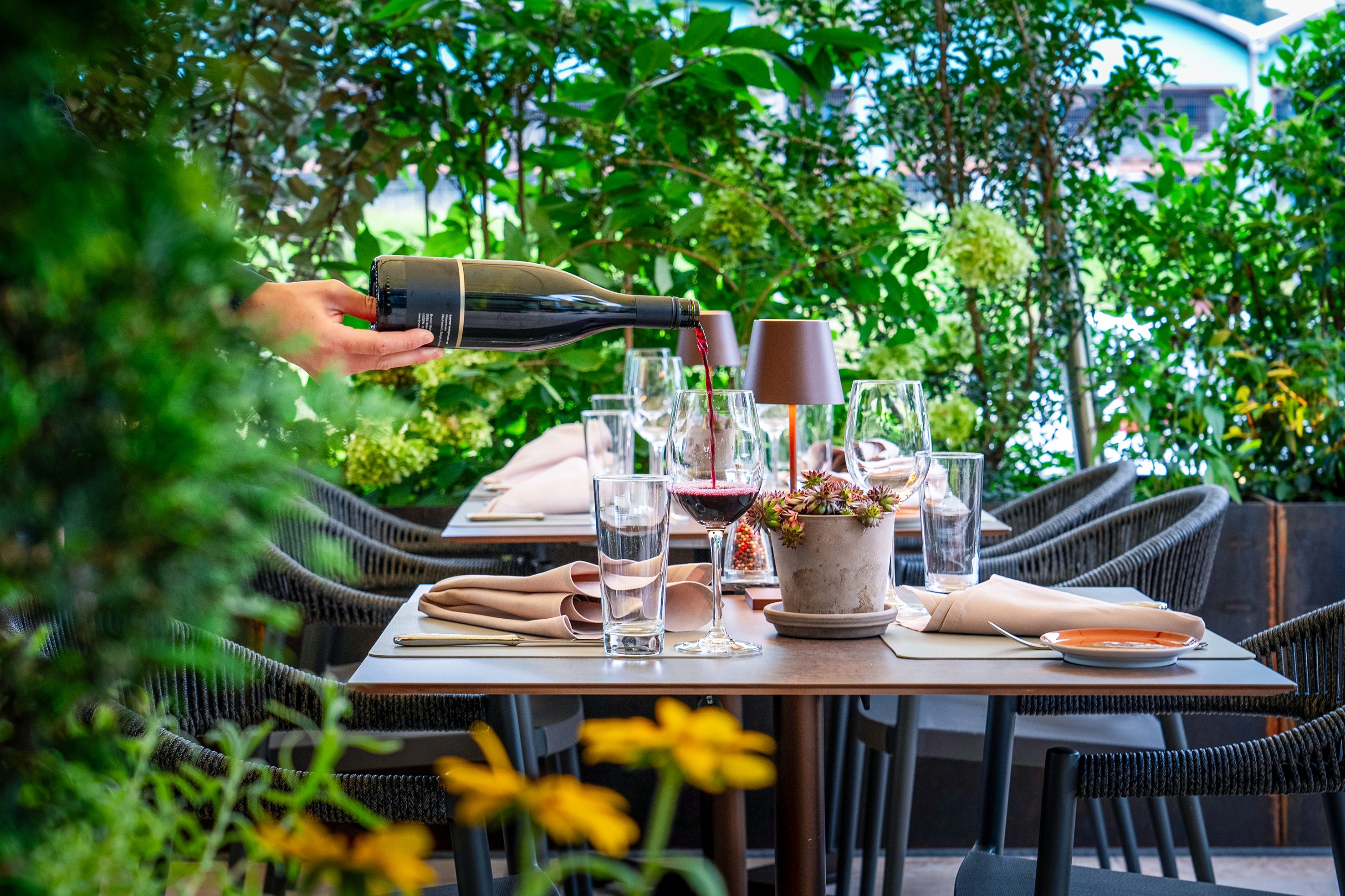 Auf der neuen Gartenterrasse sind die Gäste von viel Grün umgeben, das sorgt für ein schönes Ambiente und dämpft Geräusche von der Strasse.