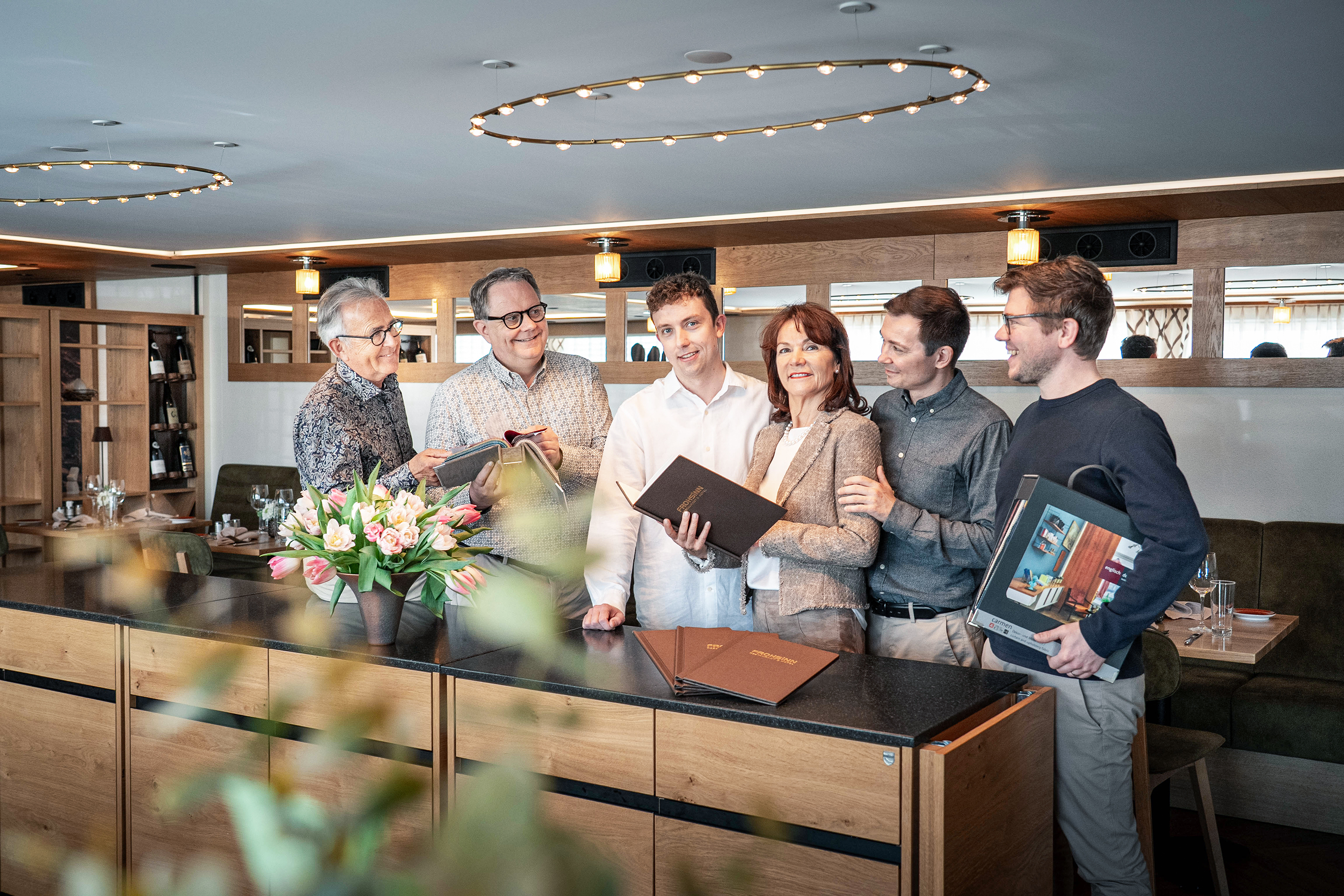 Freuen sich über die gelungene Zusammenarbeit: Gastgeberin Edith Schlömmer flankiert von ihren Söhnen Sergio Schlömmer (l.) und Ronny Krummenacher mit Hans Brönnimann (l.), Innenarchitekt, Raymond Zürcher, Inhaber (2.v.l.) und Samuel Zürcher, stellvertretender Geschäftsführer der Gschwend AG Gastro-Bau.