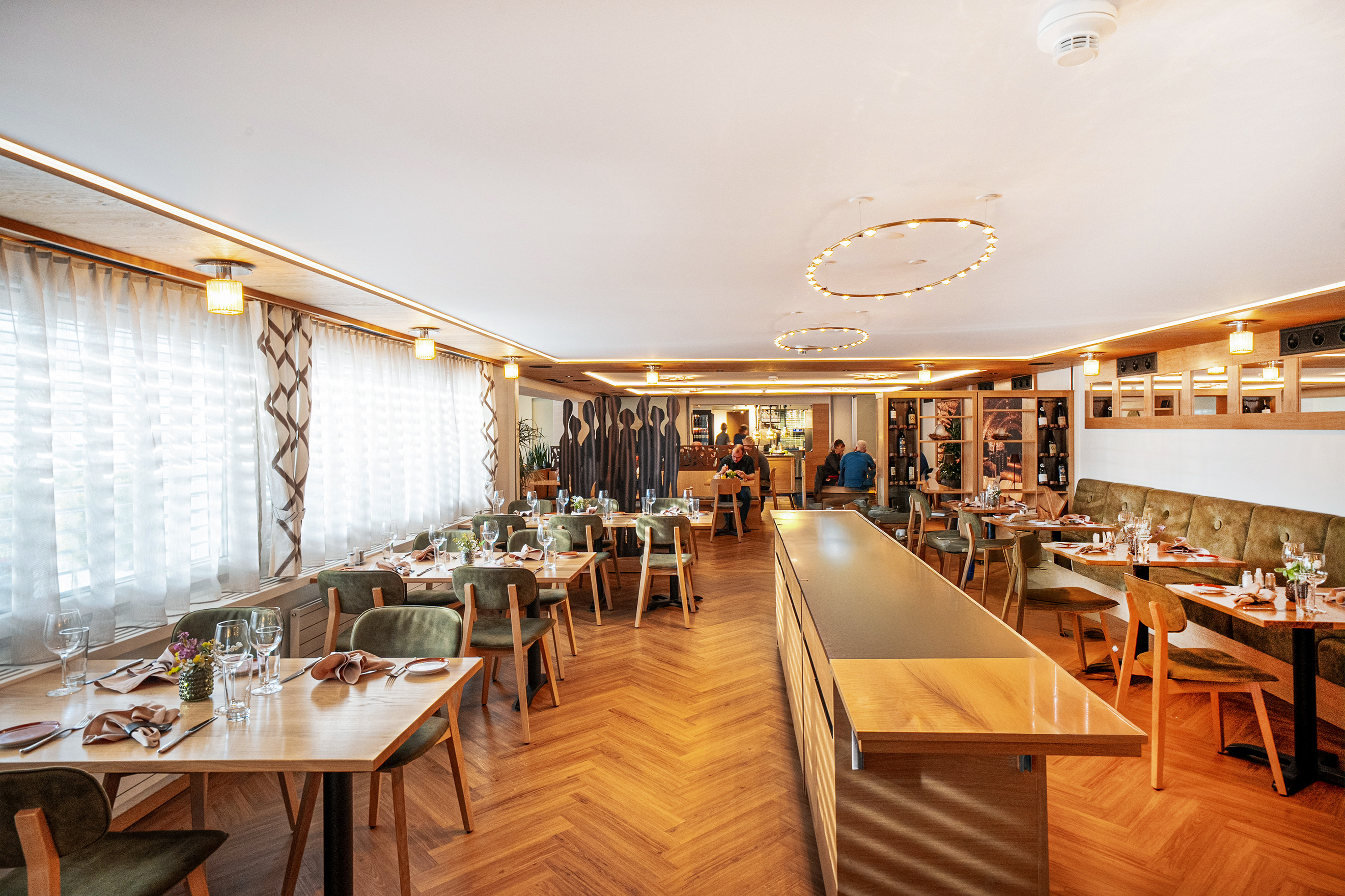 Die hellen Decken im Restaurant sorgen für mehr Raum und schlucken gleichzeitig den Schall.