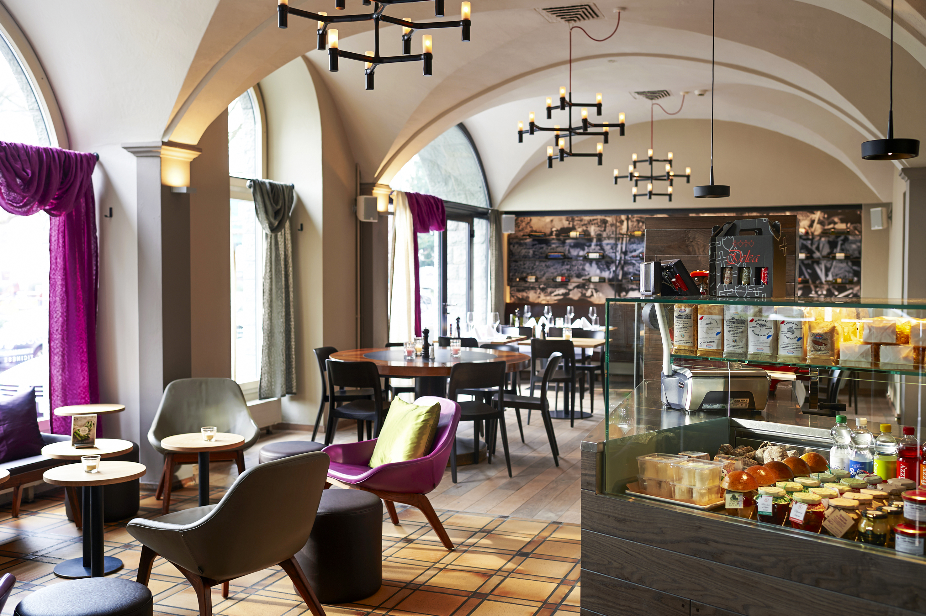 Das Restaurant Bellini Locanda Ticinese ist im Stil einer typischen Tessiner Locanda gestaltet, mit Kastanienholztischen und südlichem Charme.