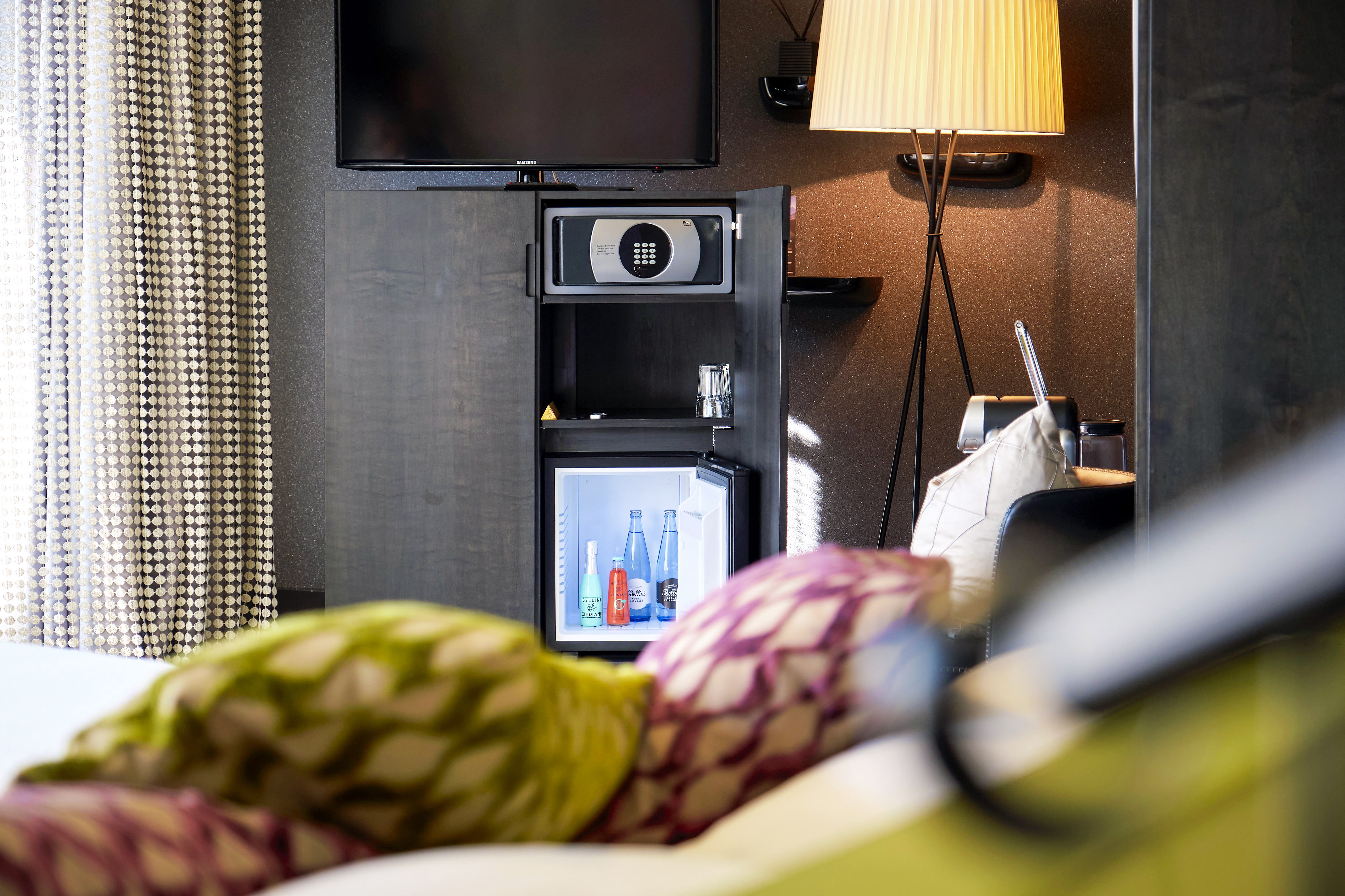 Auch in der Minibar ein Hingucker – der Original Bellini mit 5,5 Volumenprozent und der Virgin Bellini ohne Alkohol in der hellroten Flasche.