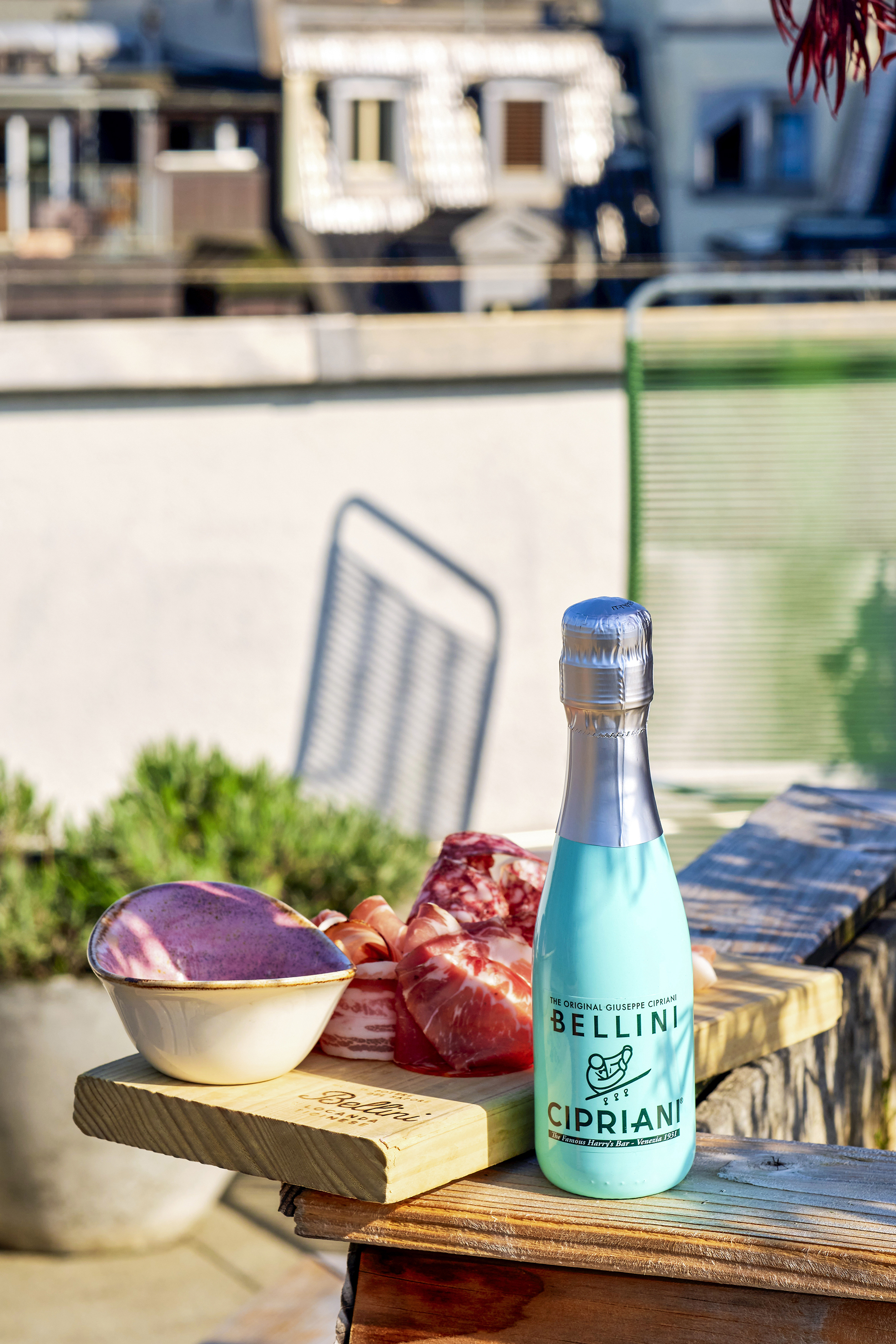 Das passt perfekt: Der Bellini von Cipriani, importiert von Delico, und ein Apéro-Plättchen aus dem gleichnamigen Restaurant Bellini Locanda Ticinese im Hotel Continental Park in Luzern.