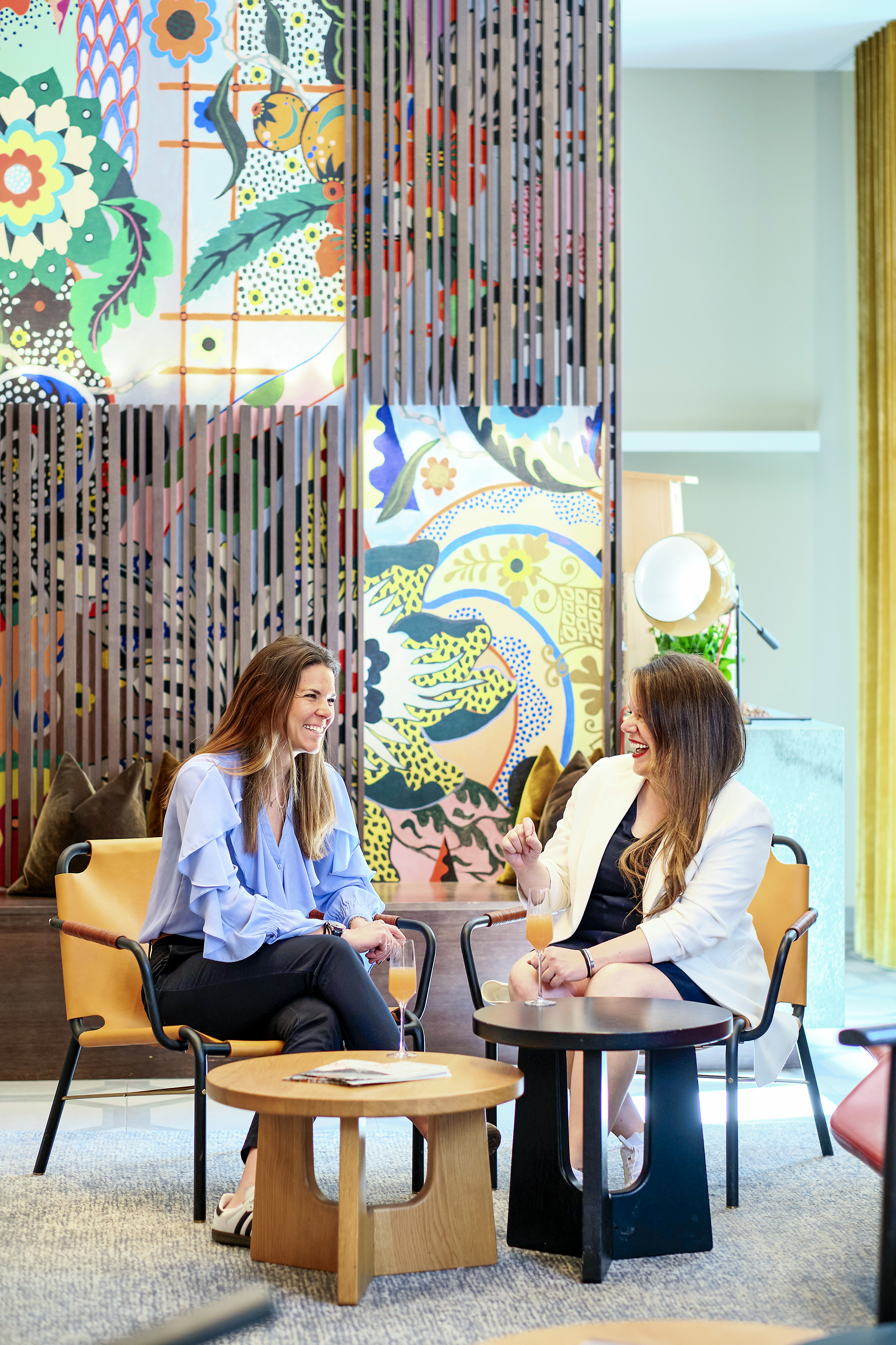 Ein Prosit auf die gute Zusammenarbeit: Corina Koster, Key Account Manager bei Delico, und Arlette Scheidegger, Guest Relation Manager im Hotel Continental Park.