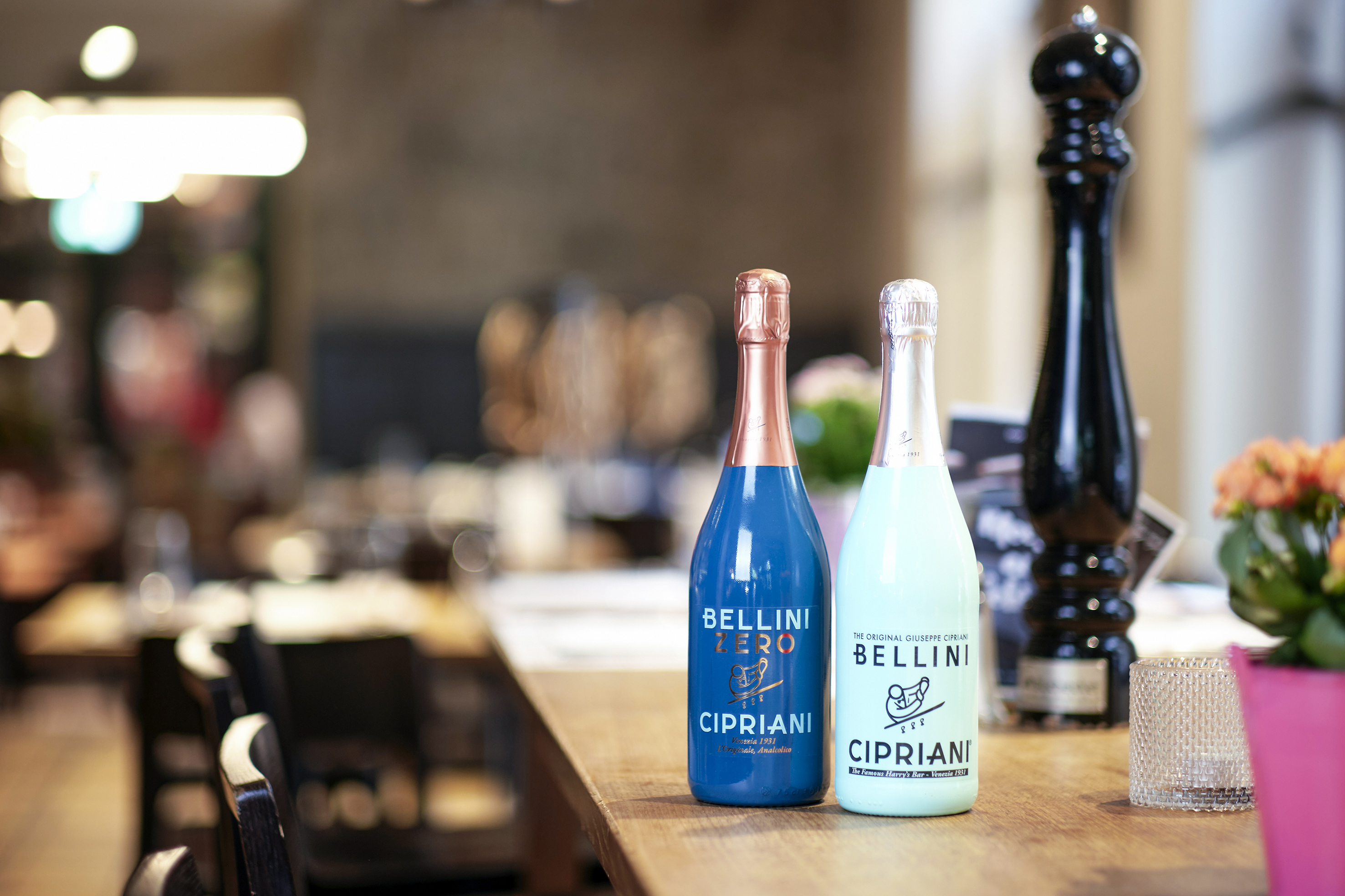 Der Bellini in der 7,5-Deziliter-Flasche: Mit Alkohol (r.) und mit <0.5% vol. in der Variante «Zero», eine verführerische Kombination aus Traubenmost und weissem Pfirsichpüree.