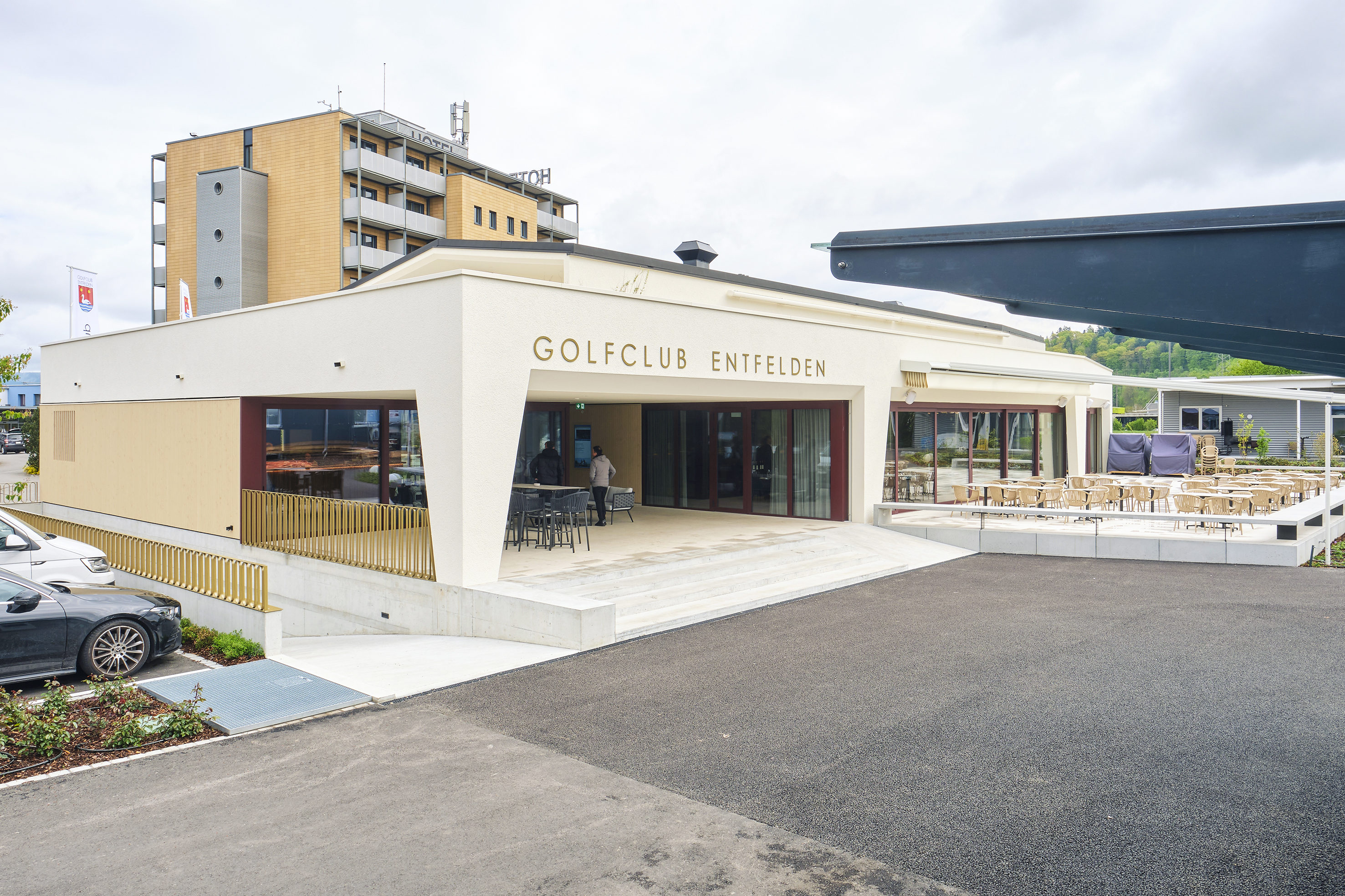 Das neue Clubhaus des Golfclubs Entfelden mit Restaurant und Seminarräumen. Im Hintergrund das Hotel Aarau-West.